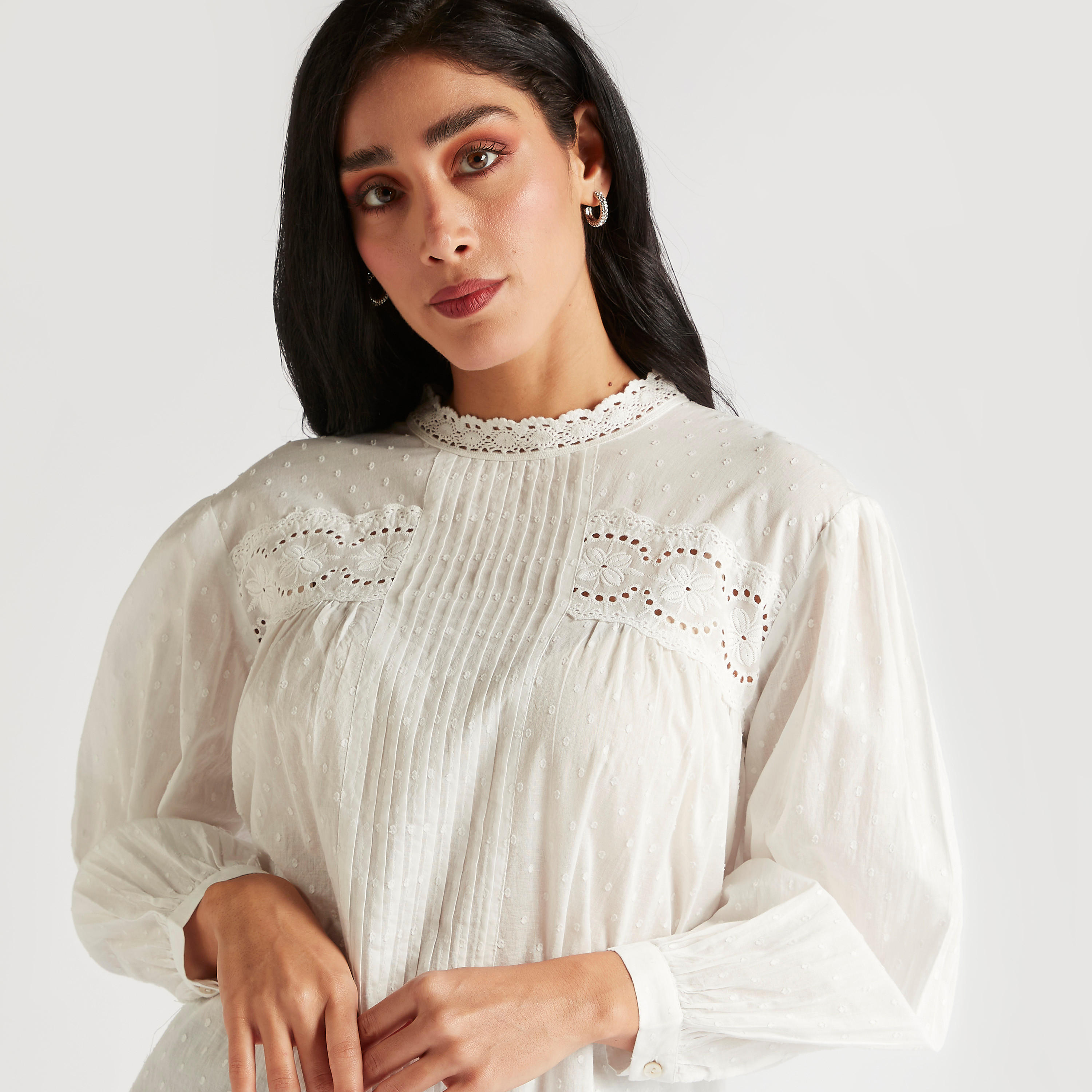 بلوزة مطرّزة بياقة عالية وأكمام طويلة وبينتوكس-women-clothing-shirtsandblouses-blouses-image-5