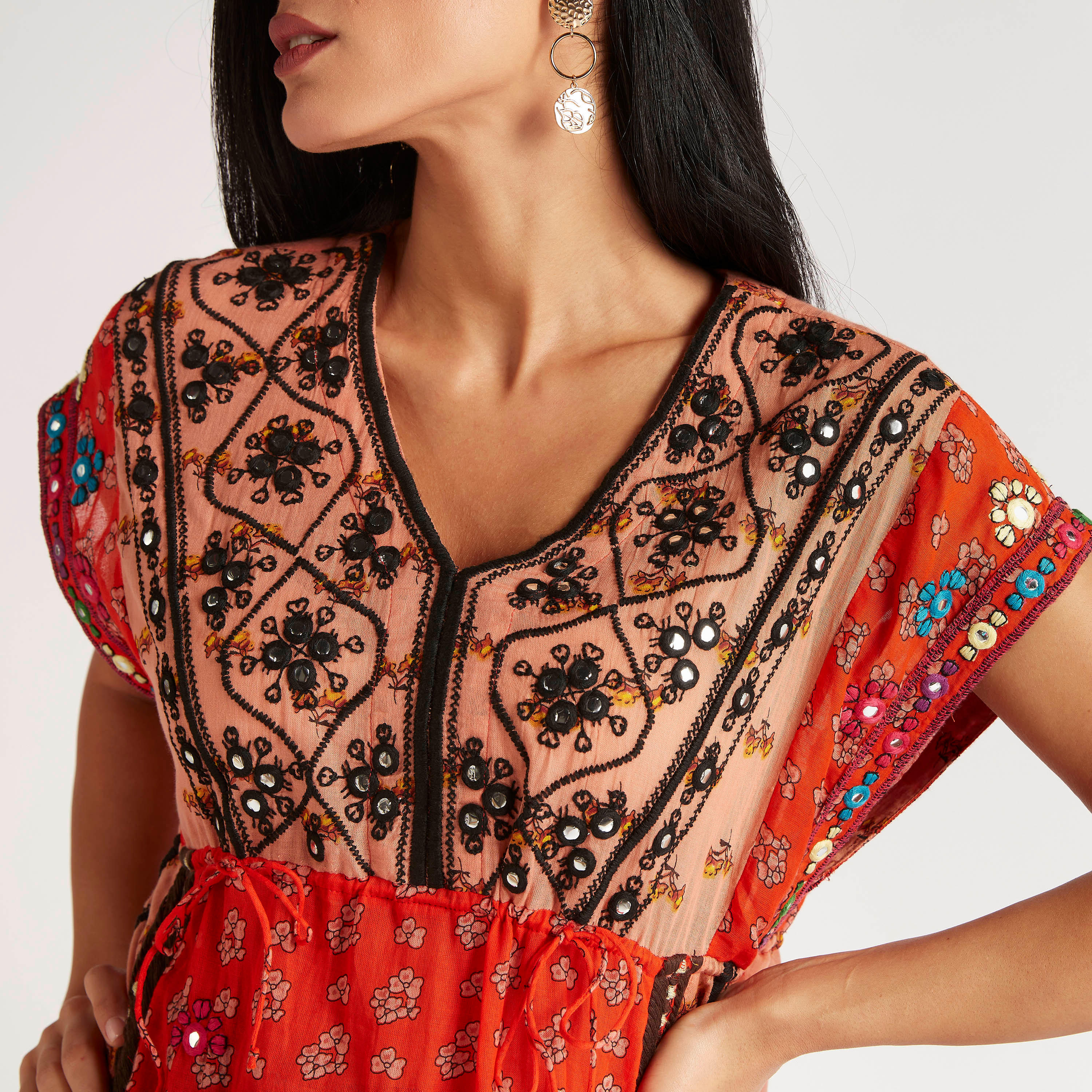 فستان ميدي إيه لاين بطبعات وياقة v وأكمام كاب-women-clothing-dresses-image-3