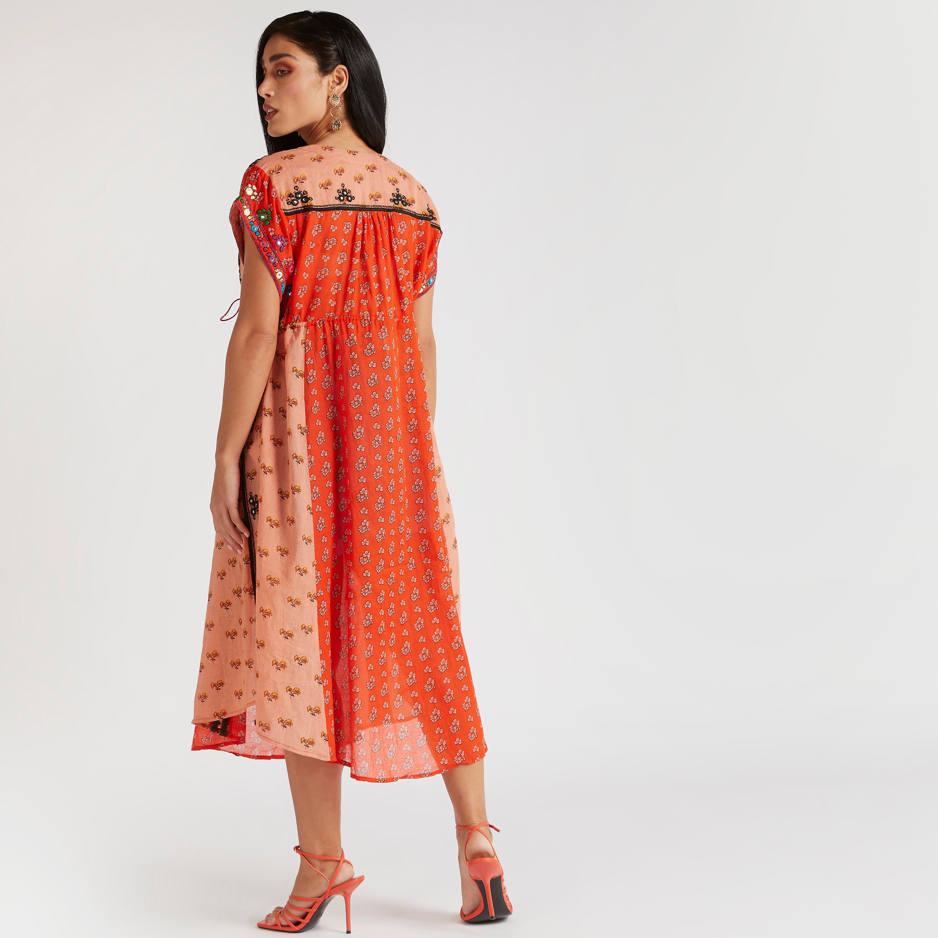 فستان ميدي إيه لاين بطبعات وياقة v وأكمام كاب-women-clothing-dresses-image-4
