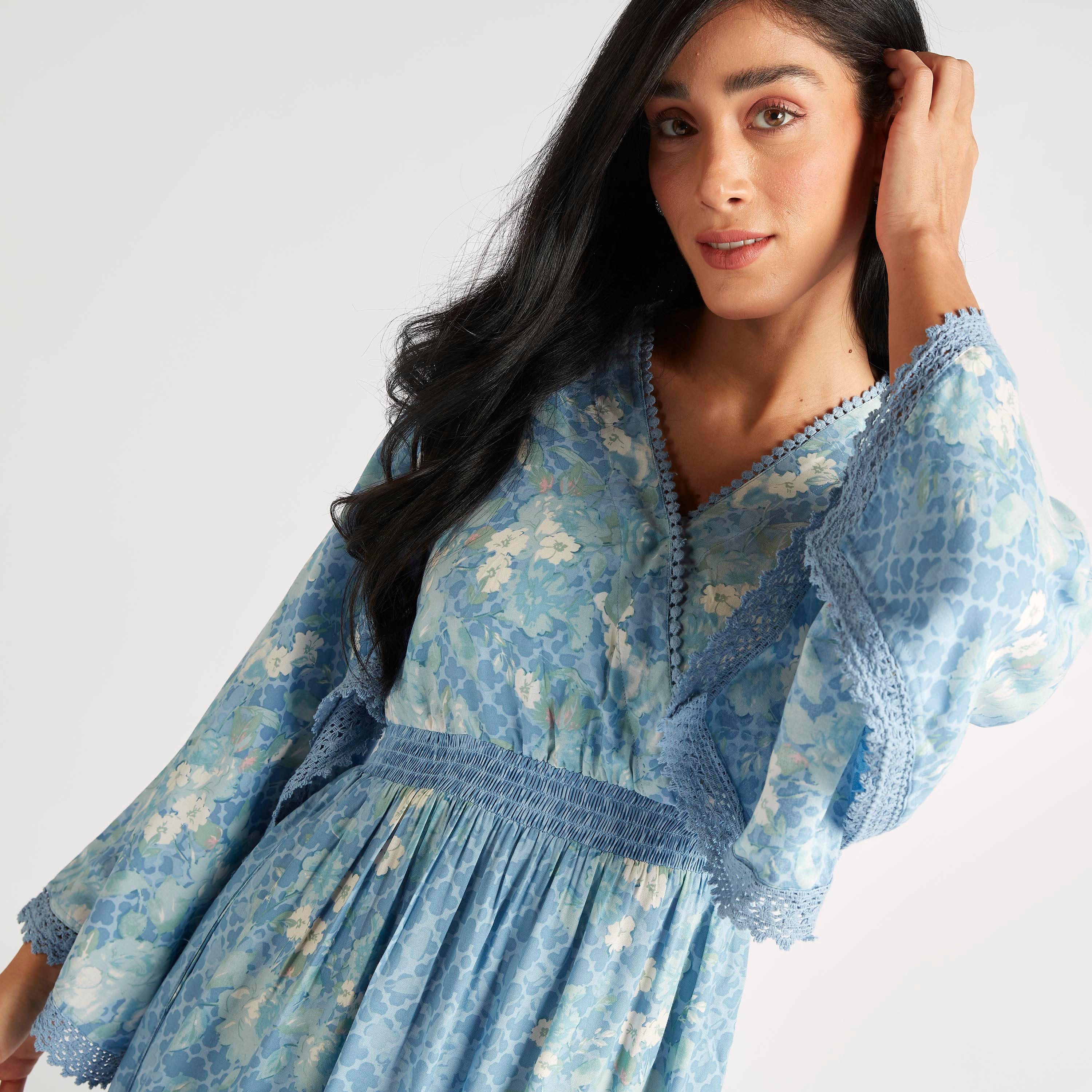 فستان طويل بطبعات أزهار وأكمام واسعة وتفاصيل دانتيل-women-clothing-dresses-image-3