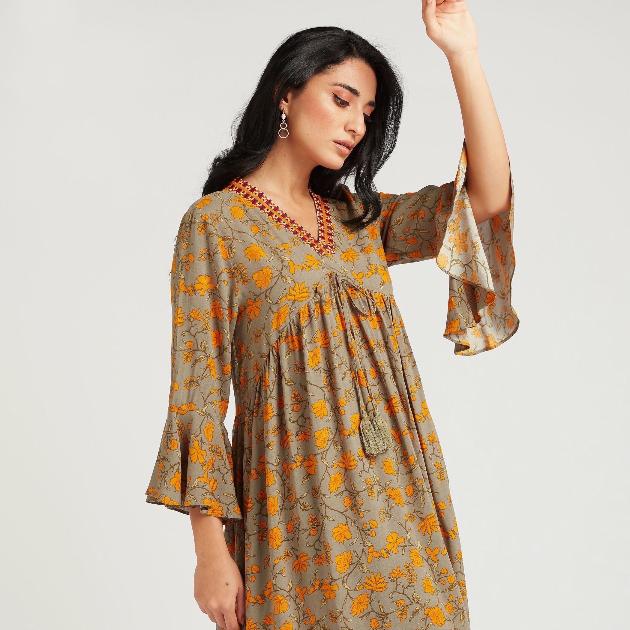 فستان طويل بحوّاف غير مستوية وأكمام واسعة وطبعات زهرية-women-clothing-dresses-image-5