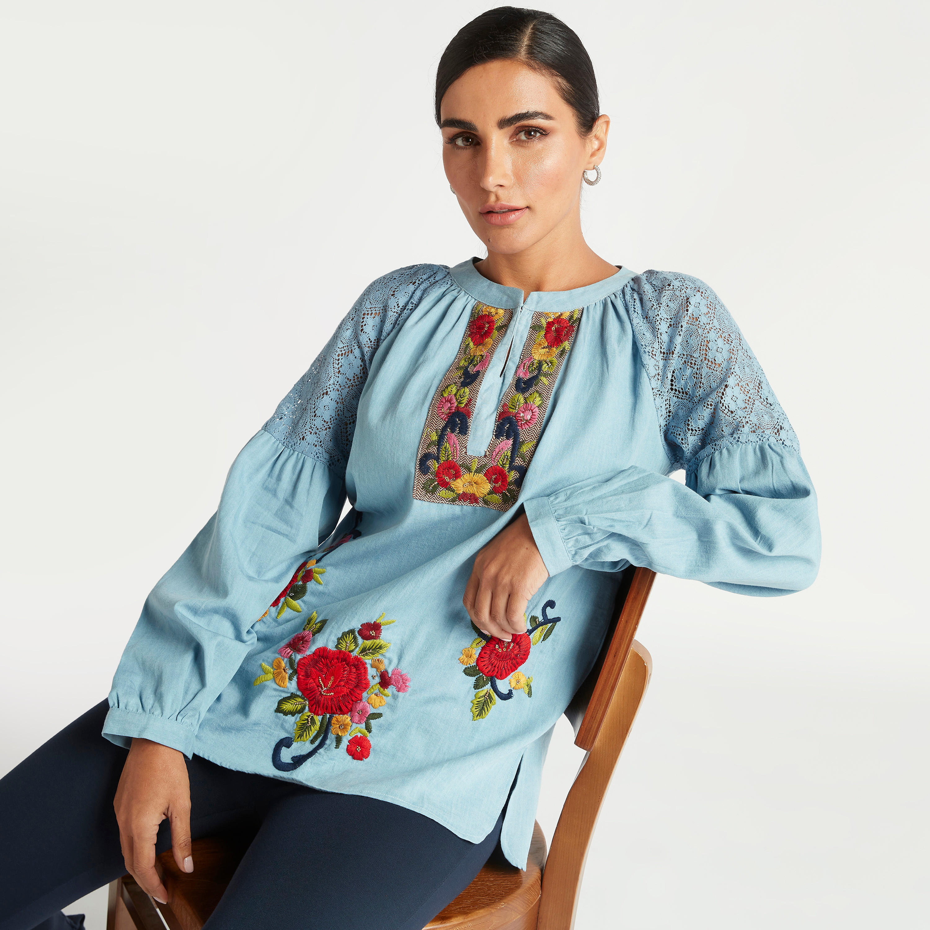 بلوزة مطرّزة بأكمام طويلة وياقة ماندرين-women-clothing-shirtsandblouses-blouses-image-1
