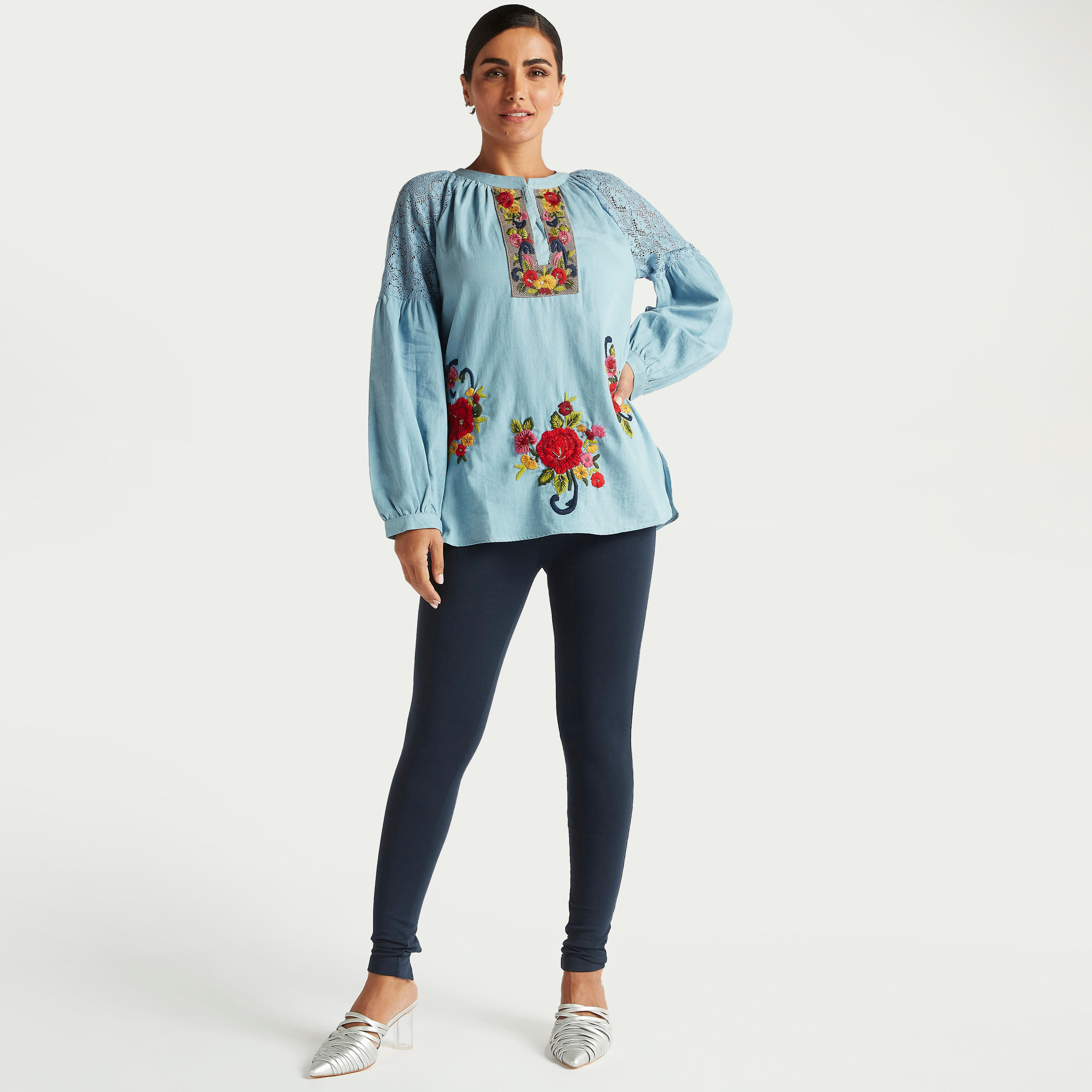 بلوزة مطرّزة بأكمام طويلة وياقة ماندرين-women-clothing-shirtsandblouses-blouses-image-2