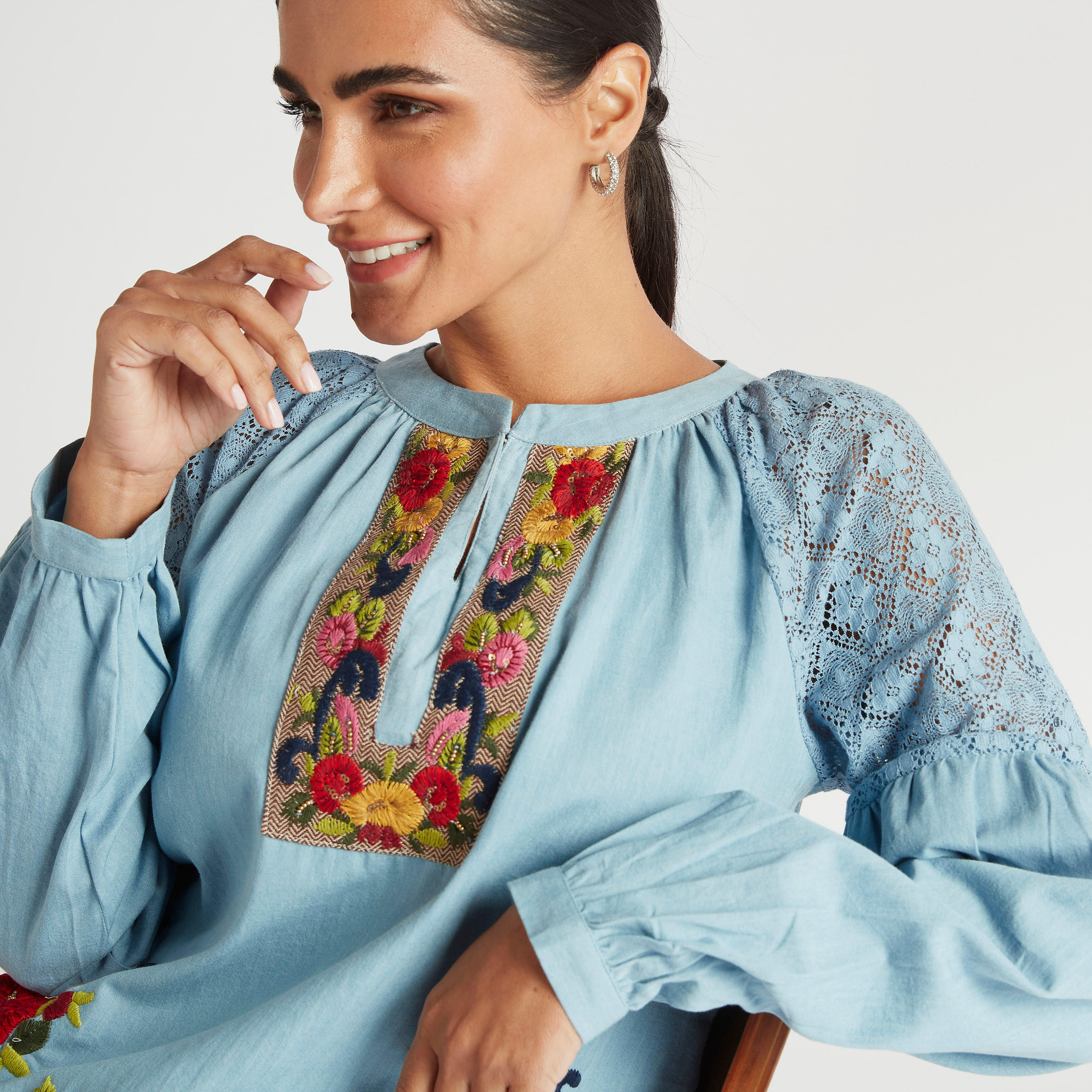 بلوزة مطرّزة بأكمام طويلة وياقة ماندرين-women-clothing-shirtsandblouses-blouses-image-3