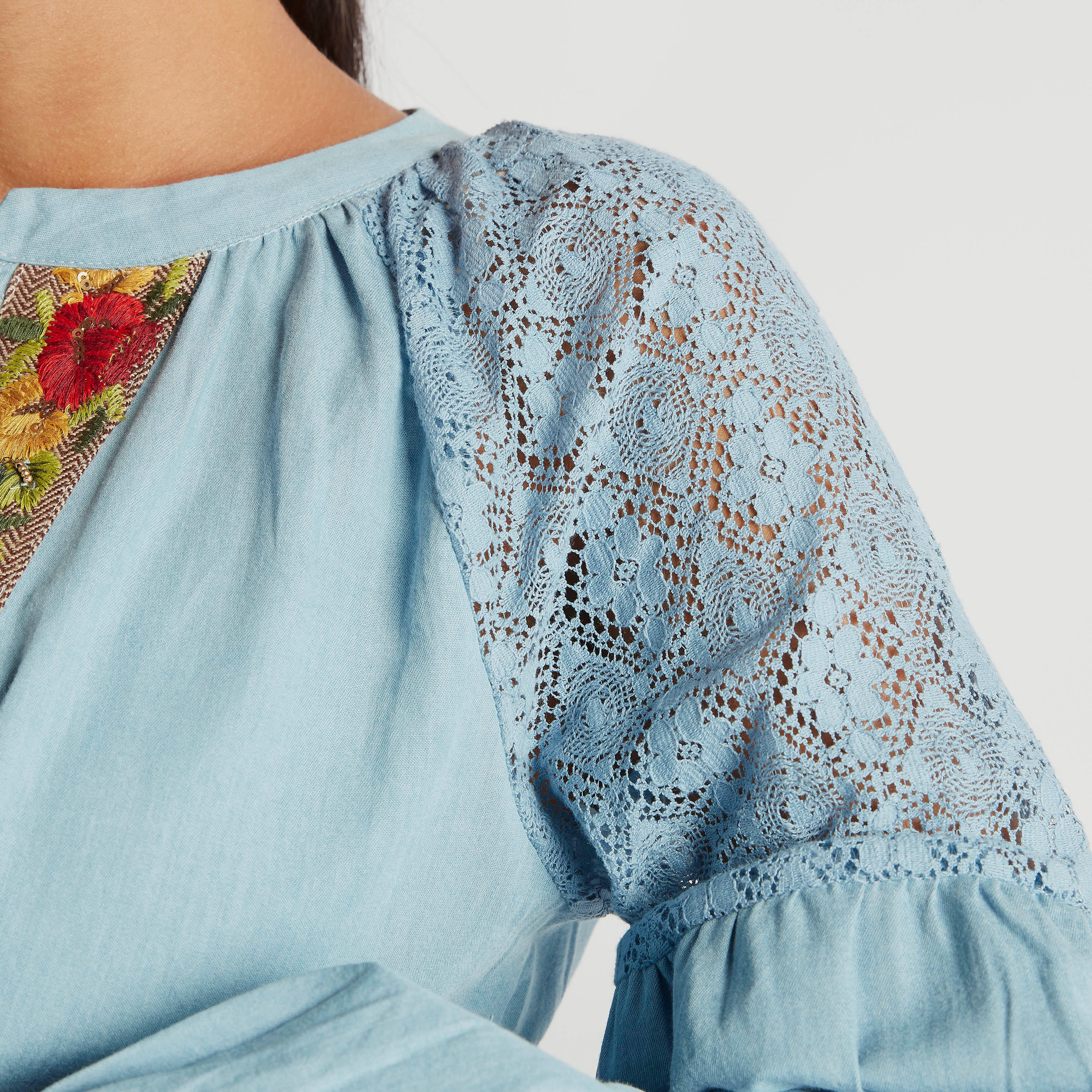 بلوزة مطرّزة بأكمام طويلة وياقة ماندرين-women-clothing-shirtsandblouses-blouses-image-6