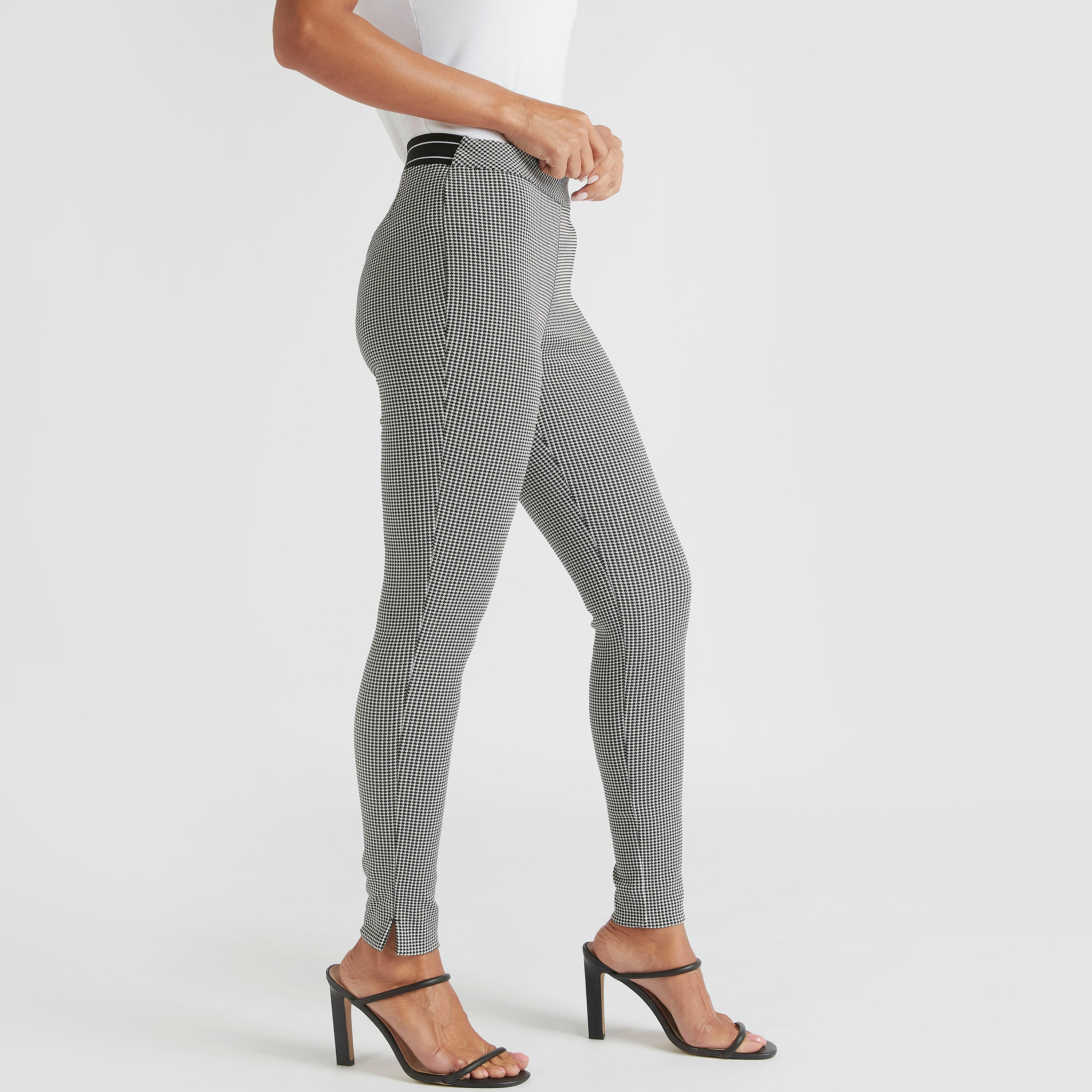 بنطلون تريقنز كاروهات أبيض وأسود بخصر مرتفع نصف مطّاطي-women-clothing-bottoms-trousers-image-1