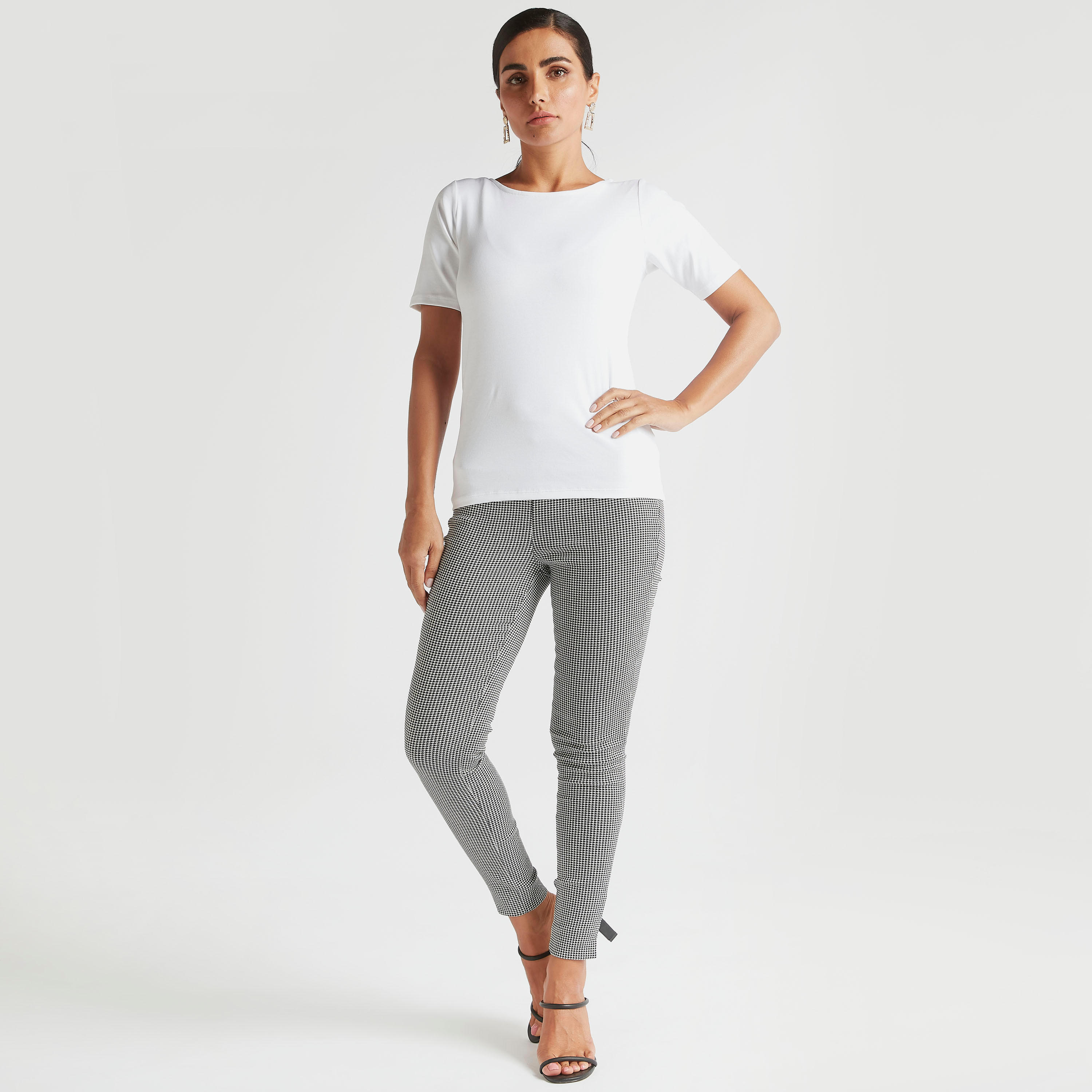 بنطلون تريقنز كاروهات أبيض وأسود بخصر مرتفع نصف مطّاطي-women-clothing-bottoms-trousers-image-2