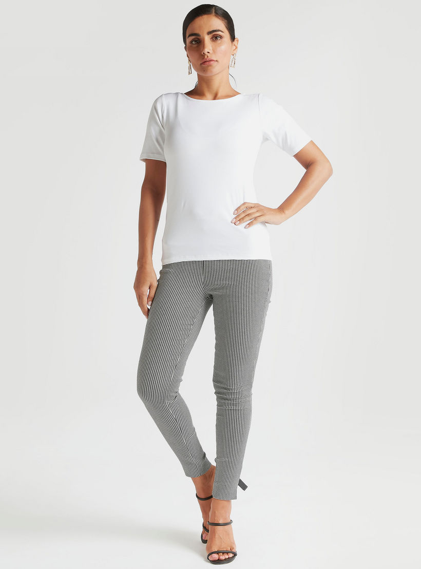 بنطلون تريقنز كاروهات أبيض وأسود بخصر مرتفع نصف مطّاطي-women-clothing-bottoms-trousers-image-2