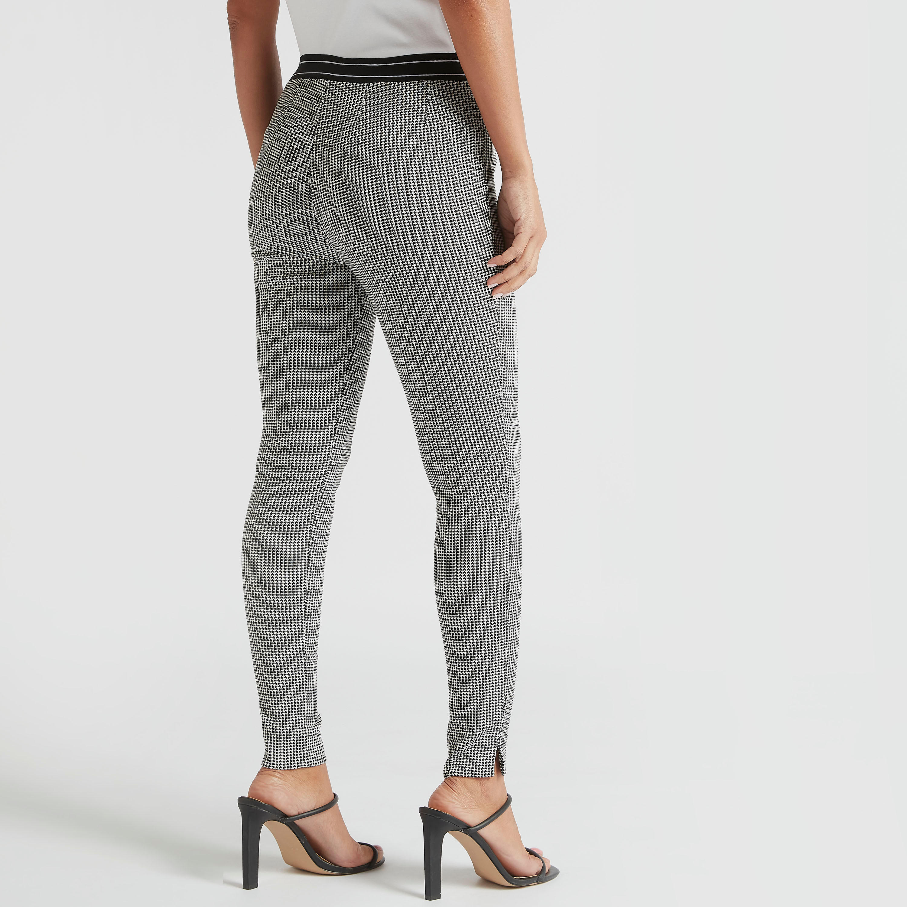 بنطلون تريقنز كاروهات أبيض وأسود بخصر مرتفع نصف مطّاطي-women-clothing-bottoms-trousers-image-4