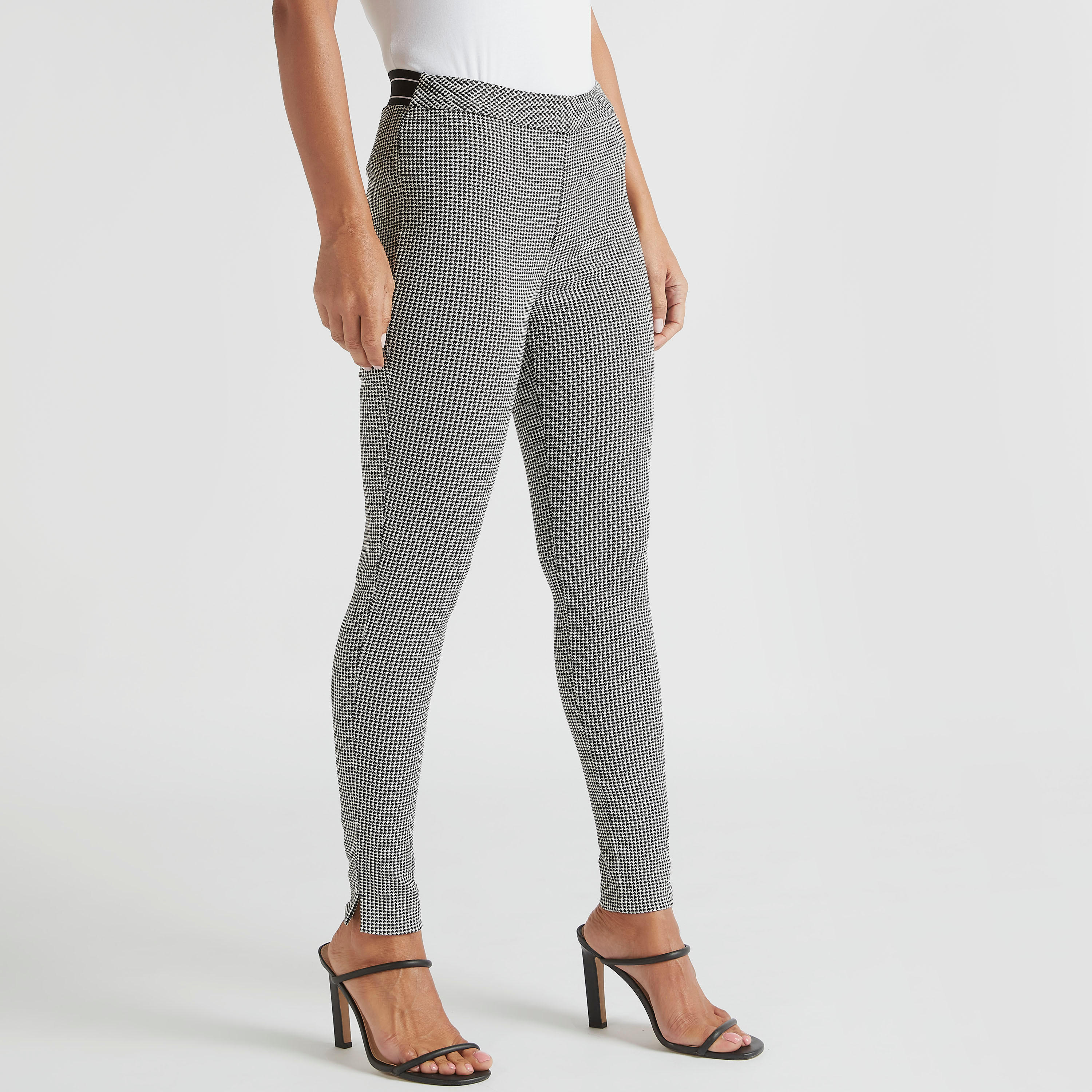 بنطلون تريقنز كاروهات أبيض وأسود بخصر مرتفع نصف مطّاطي-women-clothing-bottoms-trousers-image-5