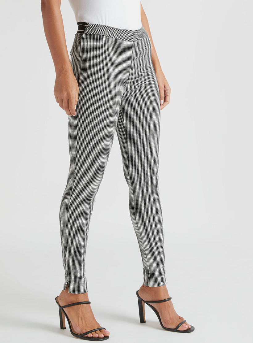 بنطلون تريقنز كاروهات أبيض وأسود بخصر مرتفع نصف مطّاطي-women-clothing-bottoms-trousers-image-5