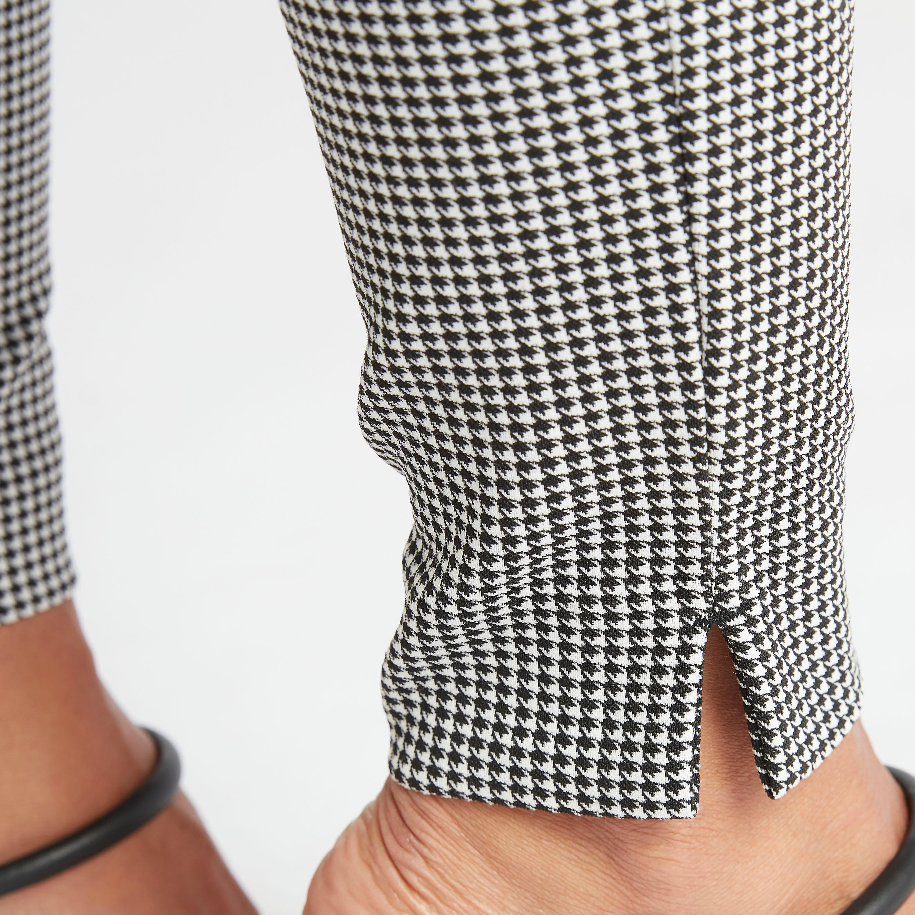 بنطلون تريقنز كاروهات أبيض وأسود بخصر مرتفع نصف مطّاطي-women-clothing-bottoms-trousers-image-6