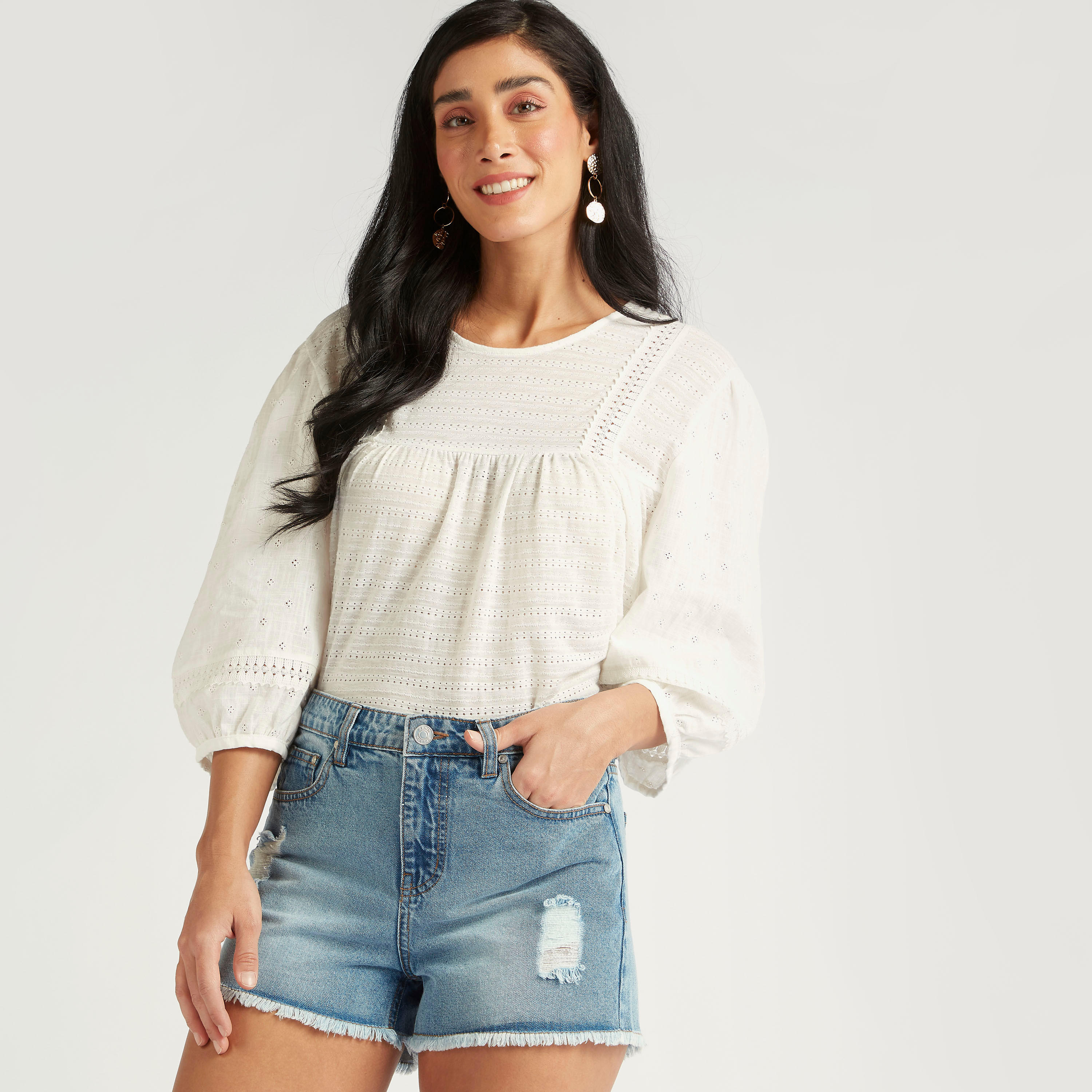 شورت دنيم مضلّع بخصر متوسّط الارتفاع وجيوب-women-clothing-bottoms-shorts-image-1