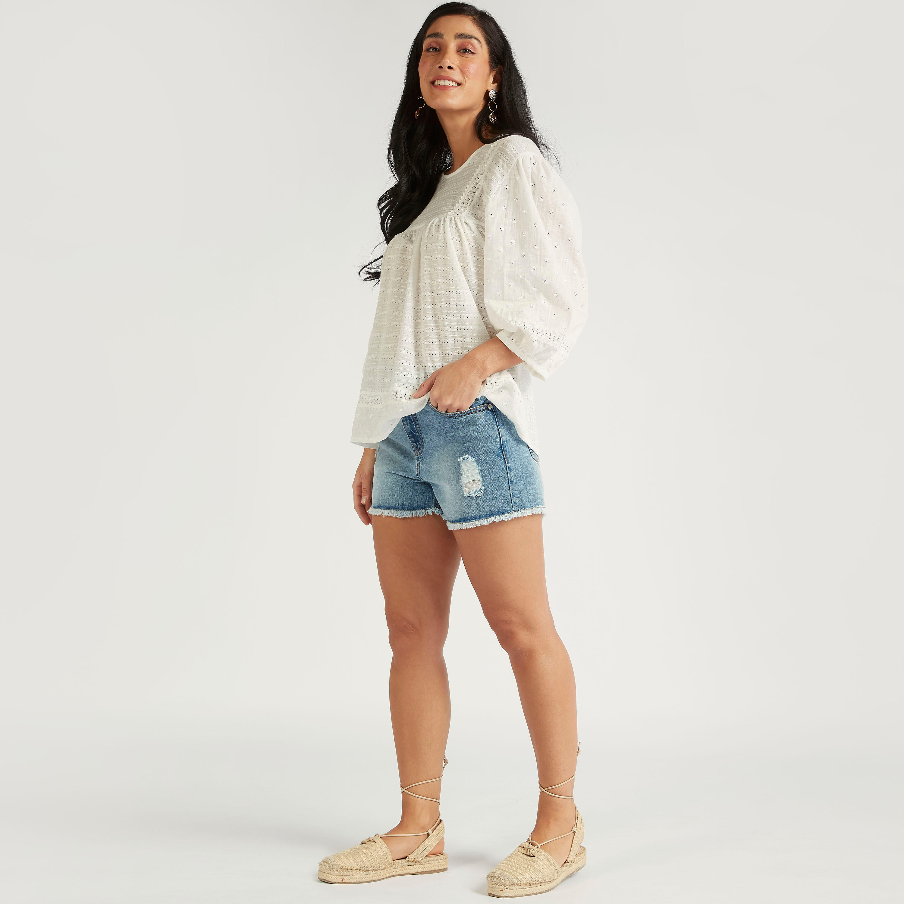 شورت دنيم مضلّع بخصر متوسّط الارتفاع وجيوب-women-clothing-bottoms-shorts-image-2