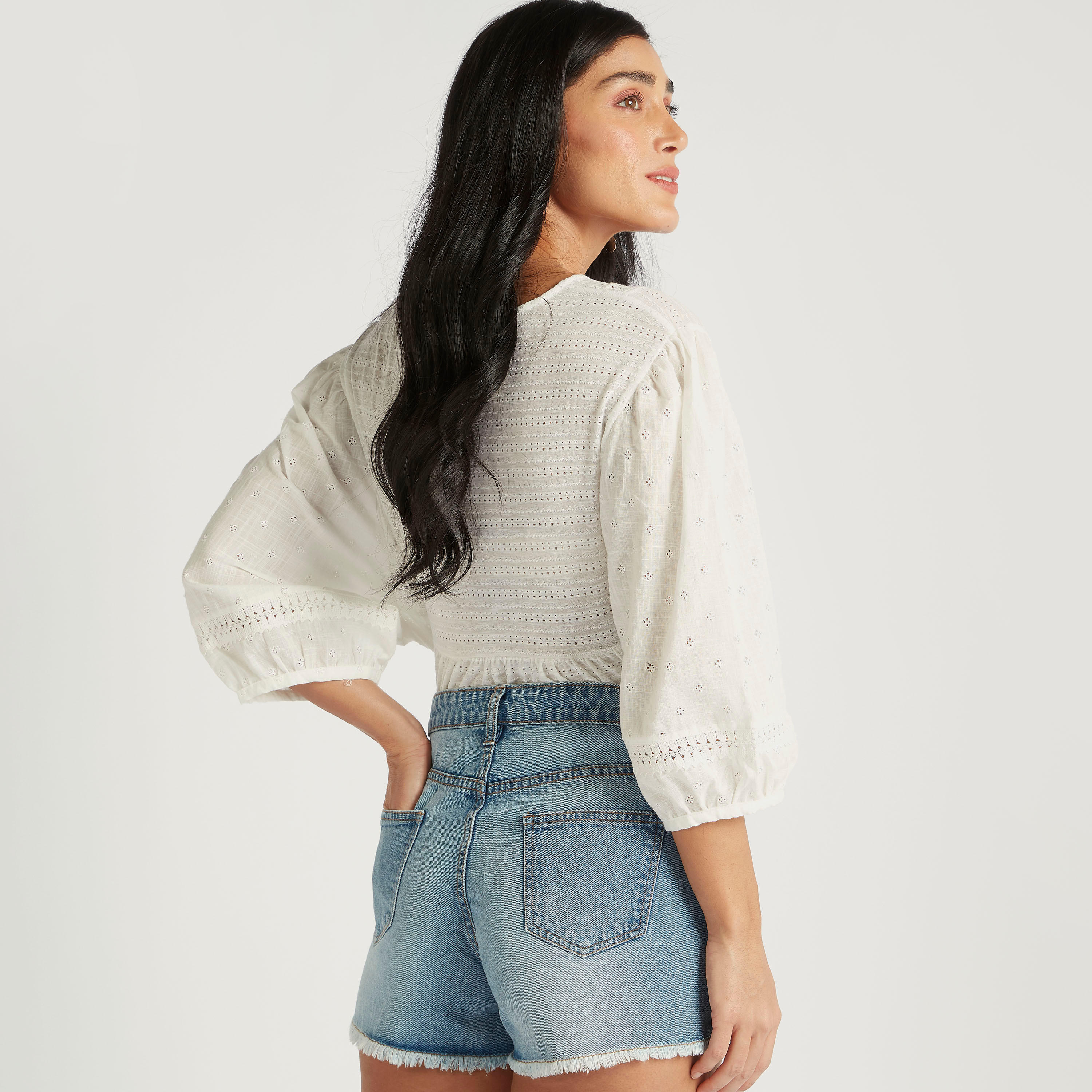 شورت دنيم مضلّع بخصر متوسّط الارتفاع وجيوب-women-clothing-bottoms-shorts-image-4