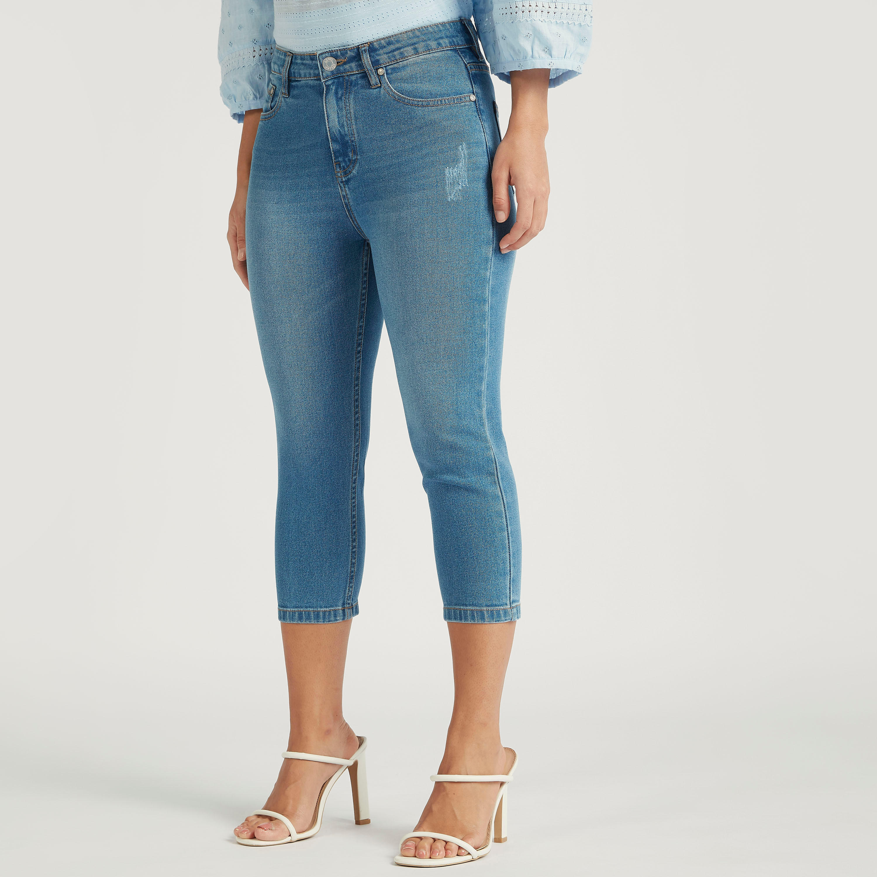 بنطلون جينز كابري سادة بخصر متوسّط الارتفاع وتفاصيل ممزّقة وجيوب-women-clothing-bottoms-jeans-image-1