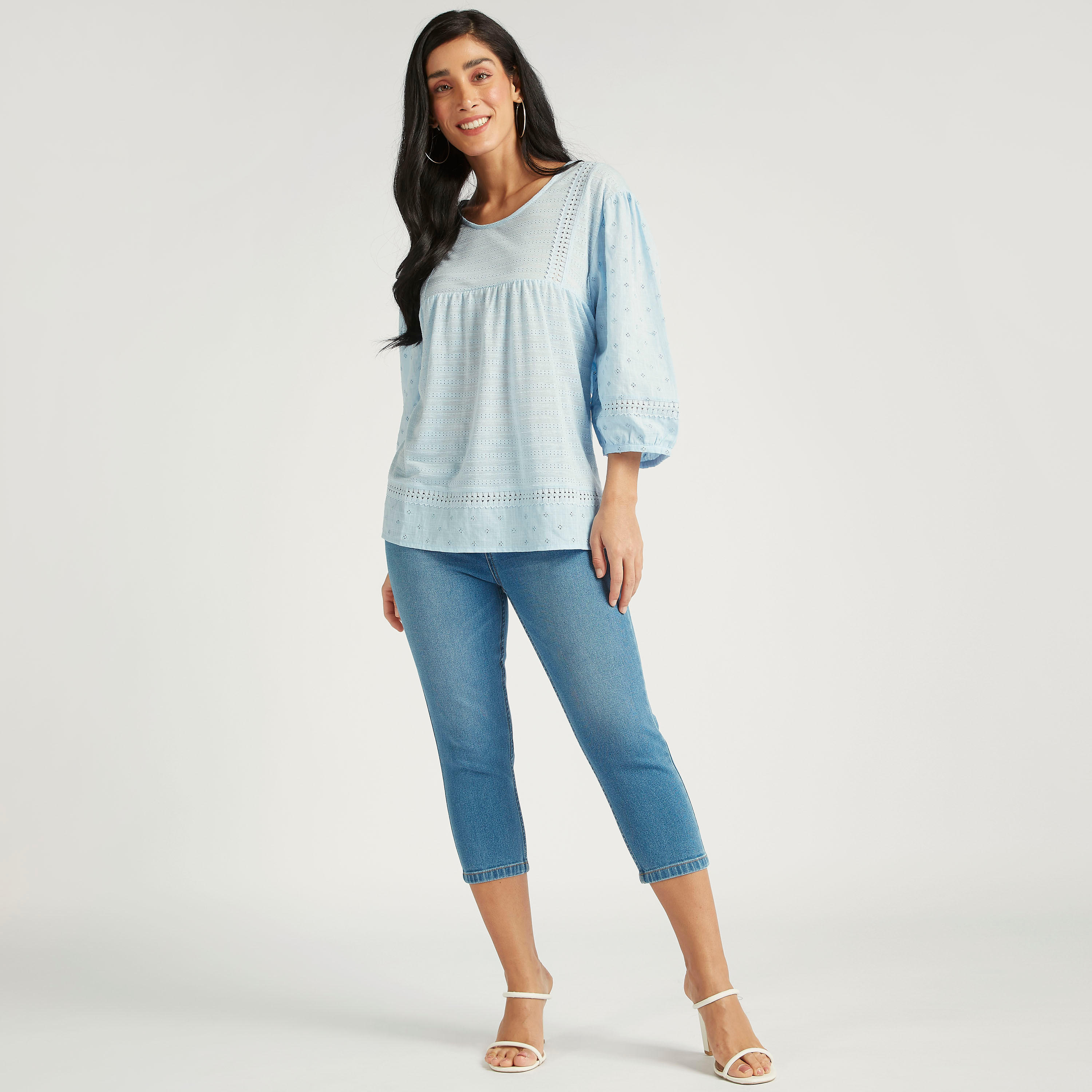 بنطلون جينز كابري سادة بخصر متوسّط الارتفاع وتفاصيل ممزّقة وجيوب-women-clothing-bottoms-jeans-image-2