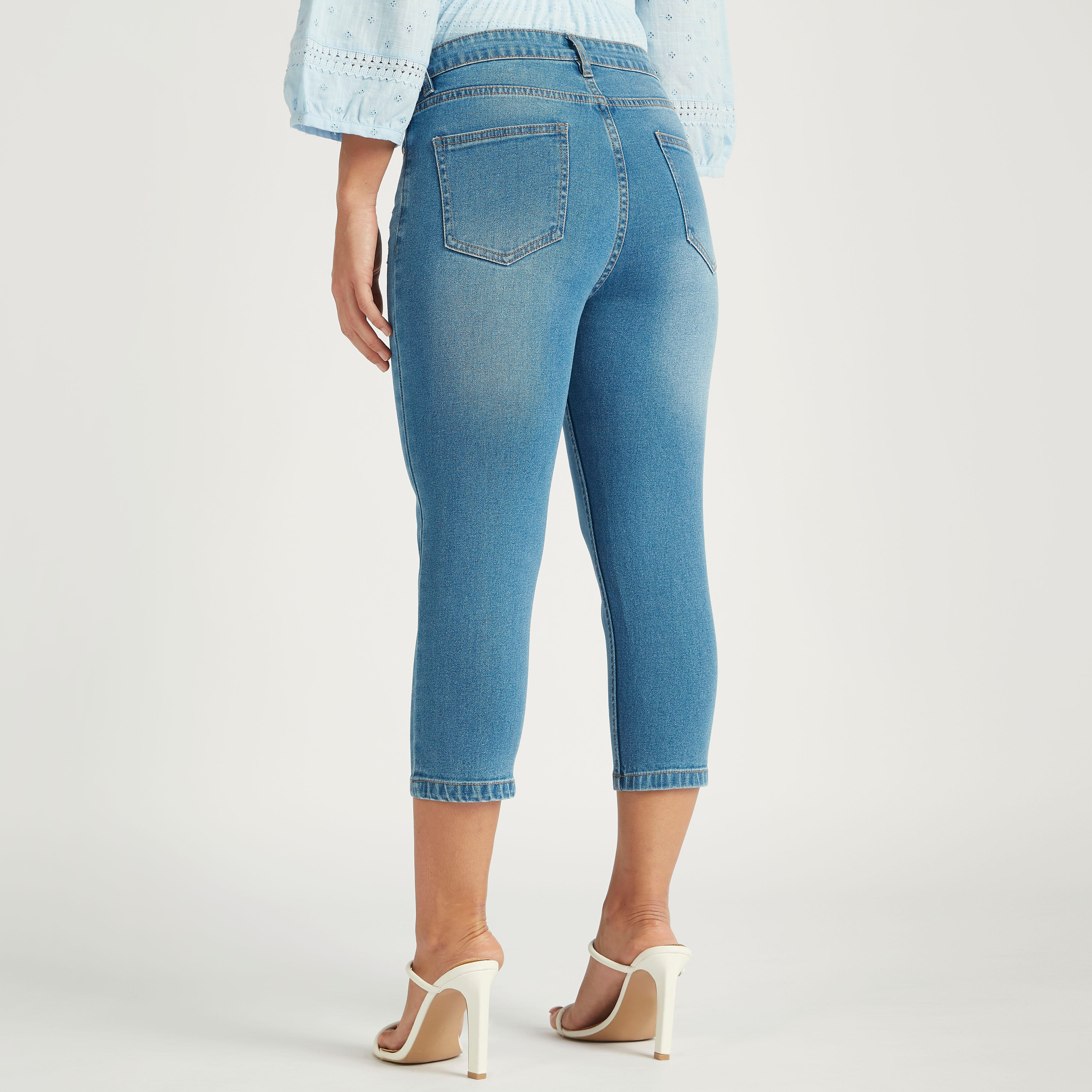 بنطلون جينز كابري سادة بخصر متوسّط الارتفاع وتفاصيل ممزّقة وجيوب-women-clothing-bottoms-jeans-image-4