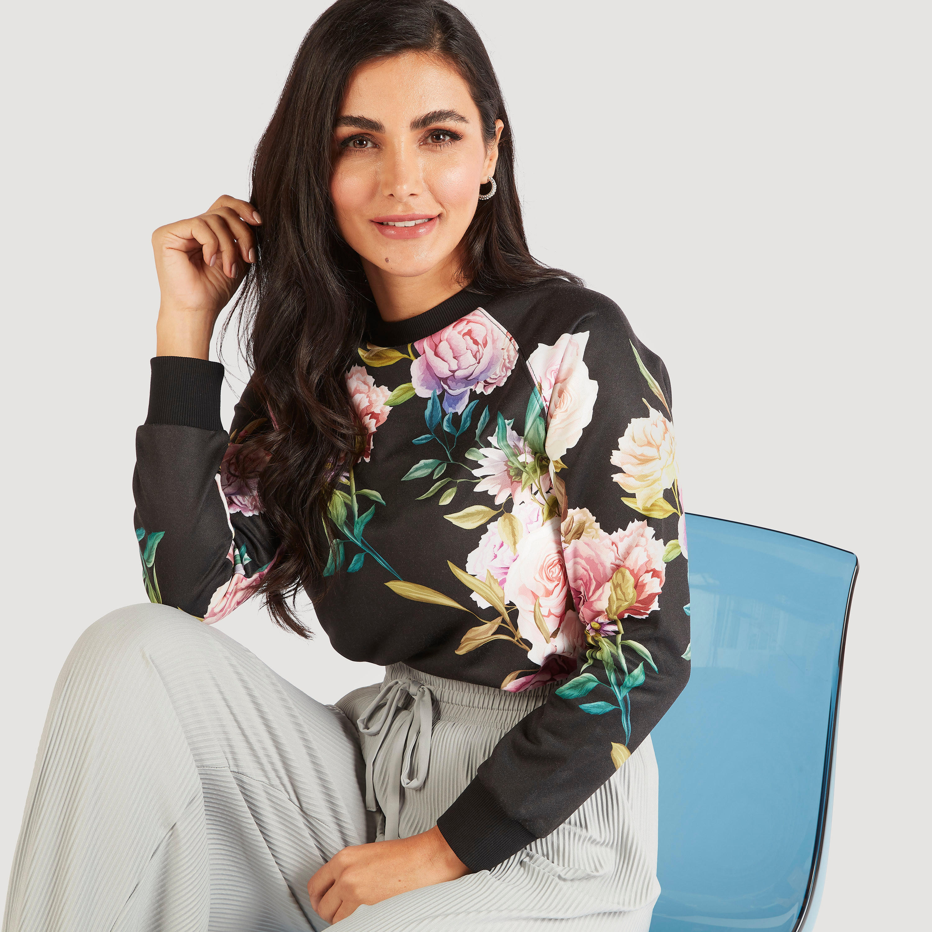 سويت شيرت بياقة مستديرة وطبعات زهور وأكمام طويلة وأطراف متدرجة-women-winterwear-hoodiesandsweatshirts-sweatshirts-image-1