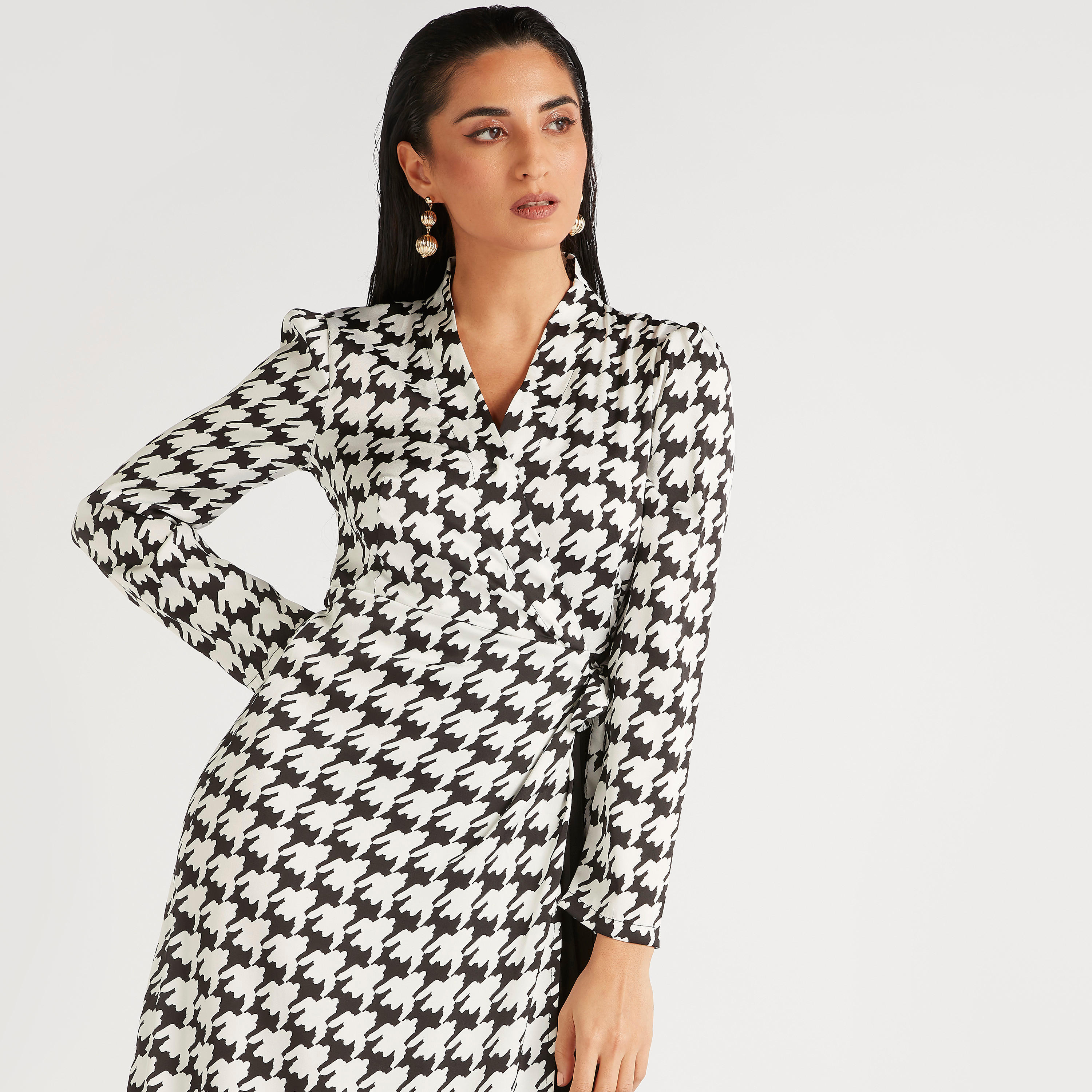 فستان طويل كاروهات أبيض وأسود ملفوف بأكمام طويلة-women-clothing-dresses-image-7