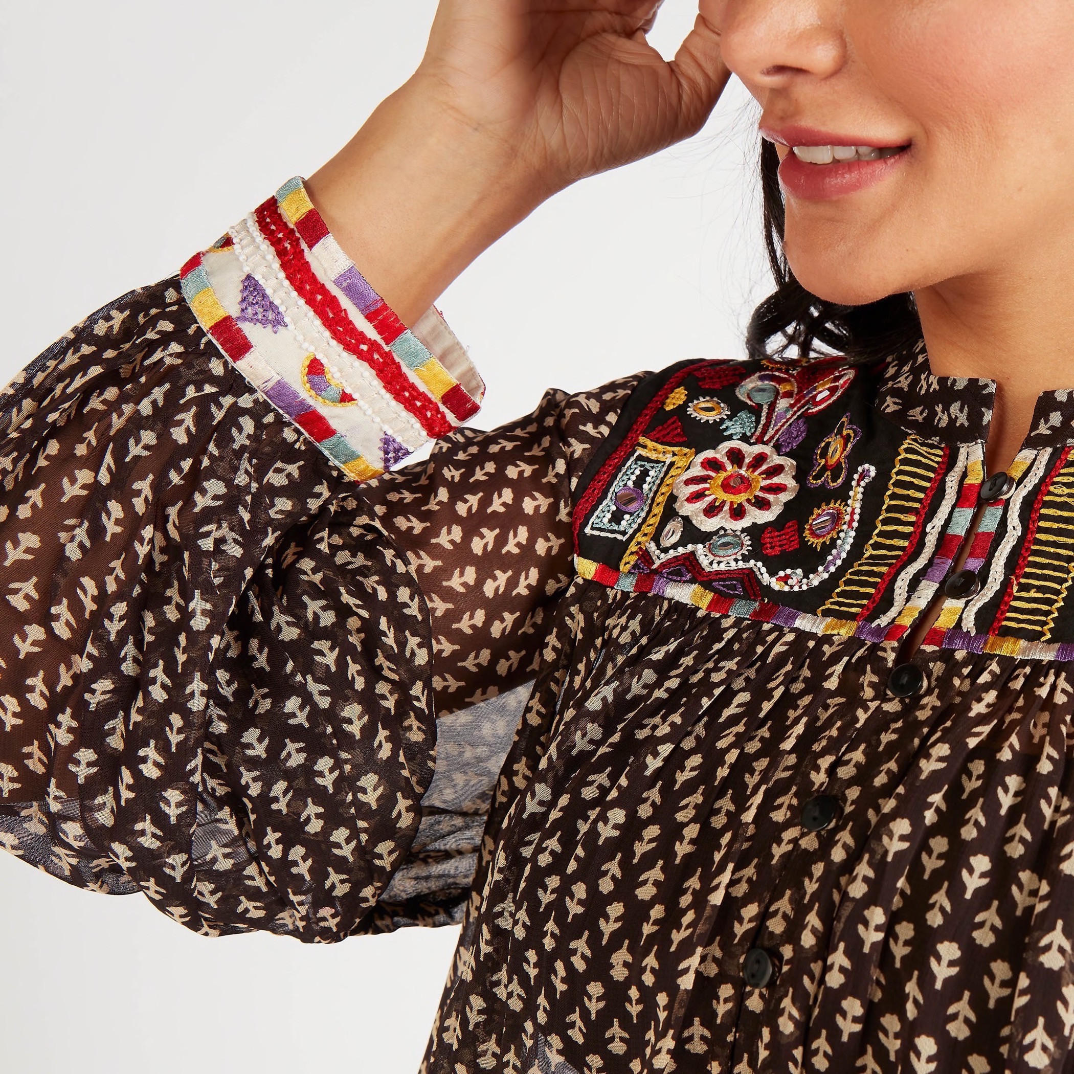 بلوزة بياقة ضيّقة وأكمام طويلة وطبعات-women-clothing-shirtsandblouses-blouses-image-3
