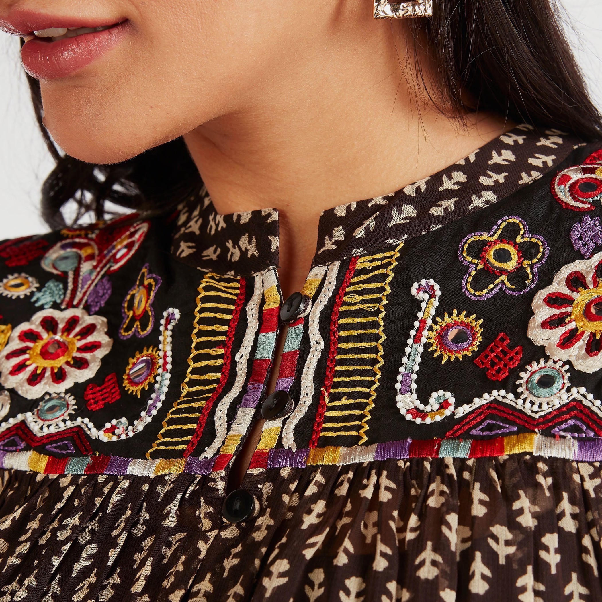بلوزة بياقة ضيّقة وأكمام طويلة وطبعات-women-clothing-shirtsandblouses-blouses-image-7