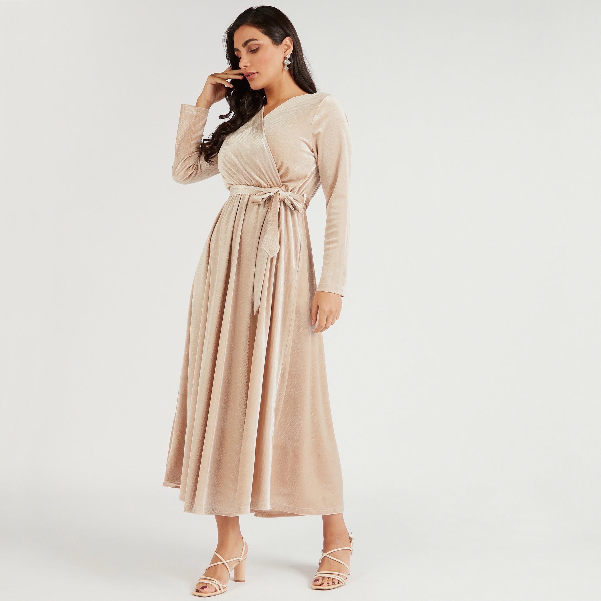 فستان طويل ملفوف بأكمام بيشوب وأربطة وتفاصيل مزينة-women-clothing-dresses-image-1
