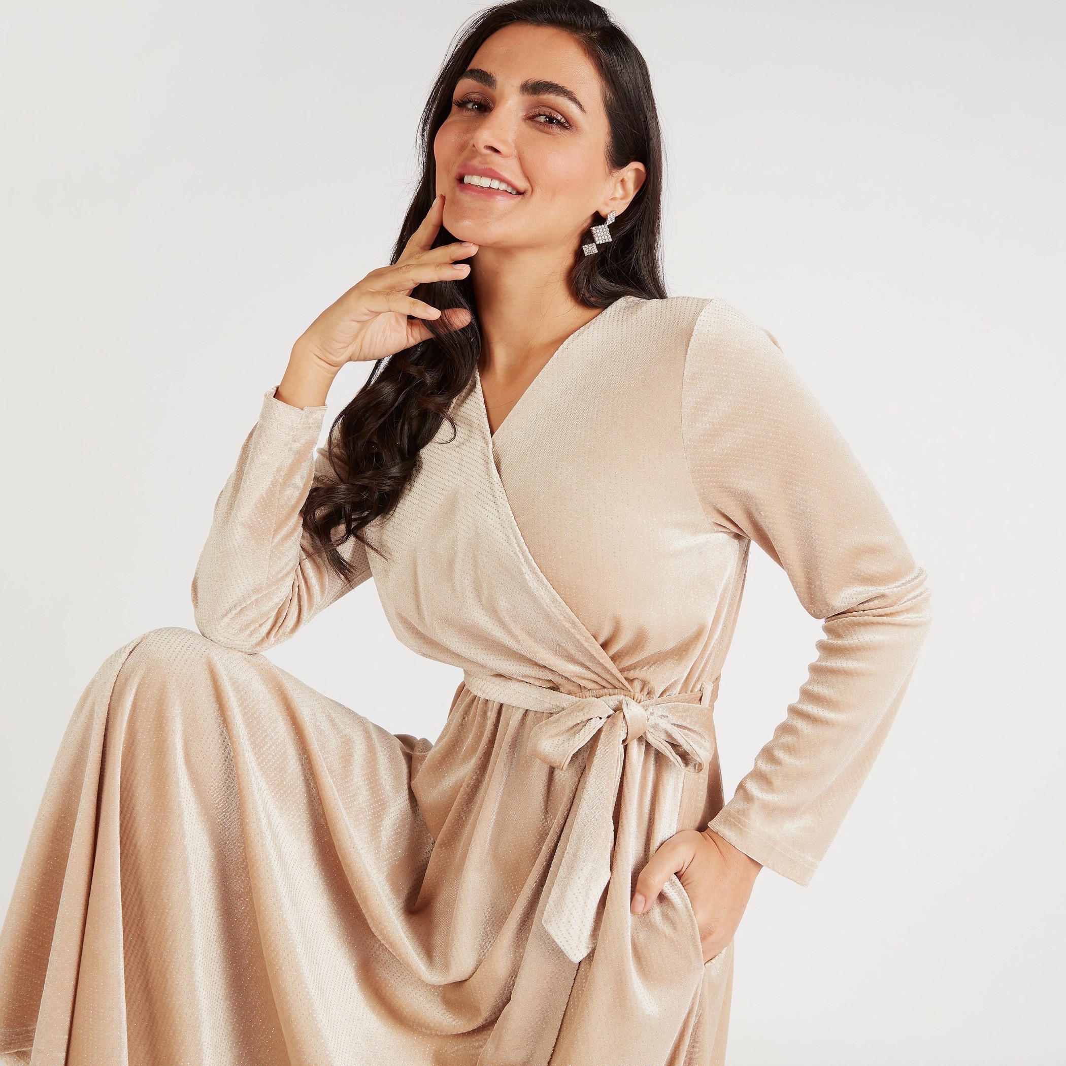 فستان طويل ملفوف بأكمام بيشوب وأربطة وتفاصيل مزينة-women-clothing-dresses-image-2