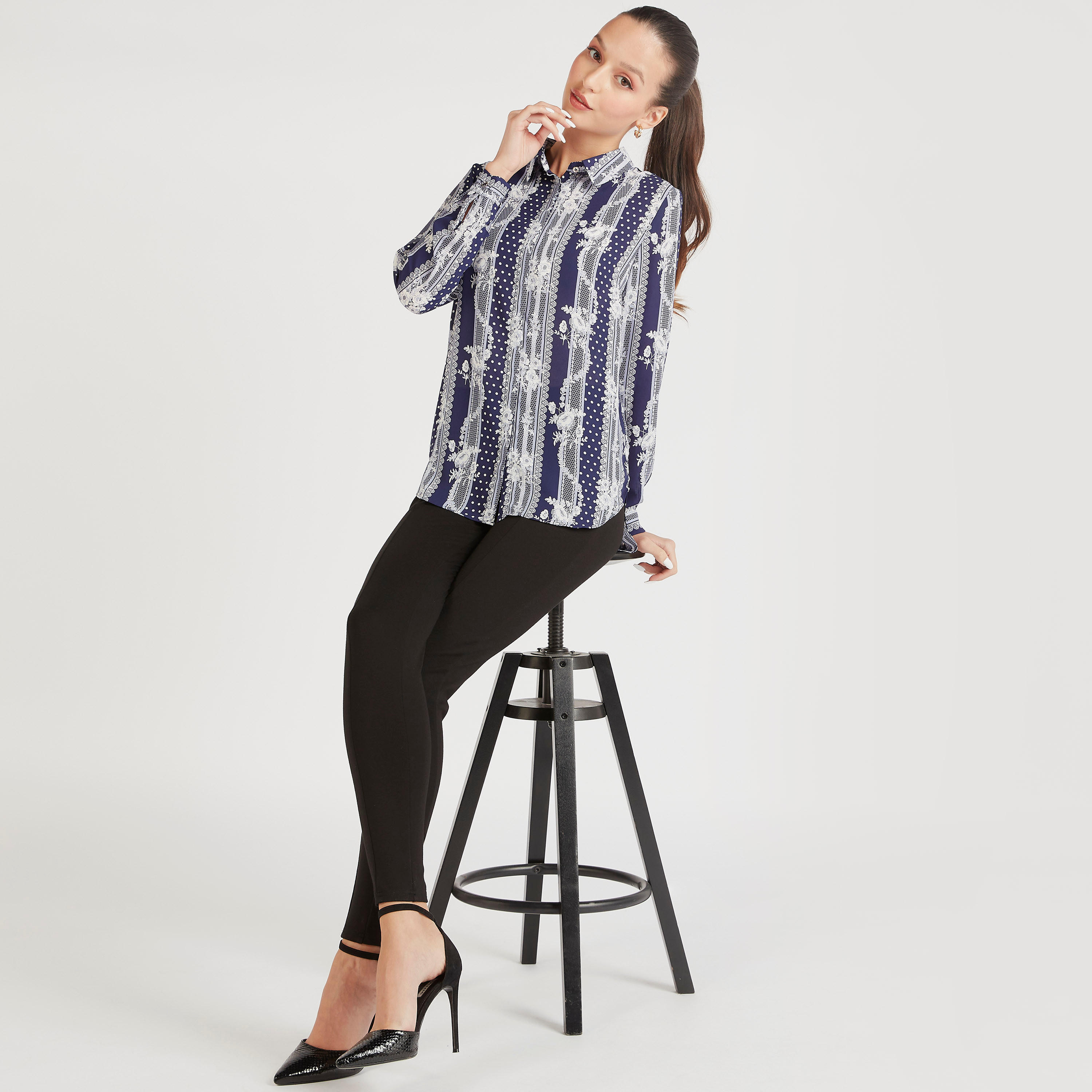 قميص بتفاصيل دانتيل وأطراف غير مستوية وطبعات-women-clothing-shirtsandblouses-shirts-image-2