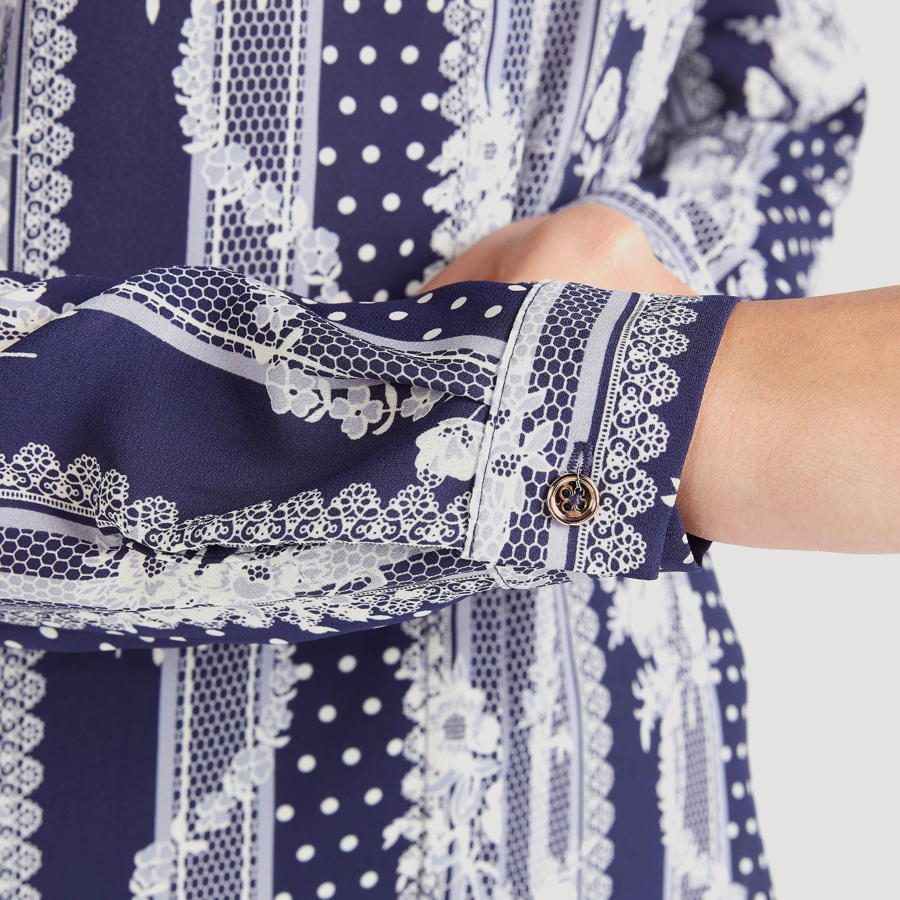 قميص بتفاصيل دانتيل وأطراف غير مستوية وطبعات-women-clothing-shirtsandblouses-shirts-image-7