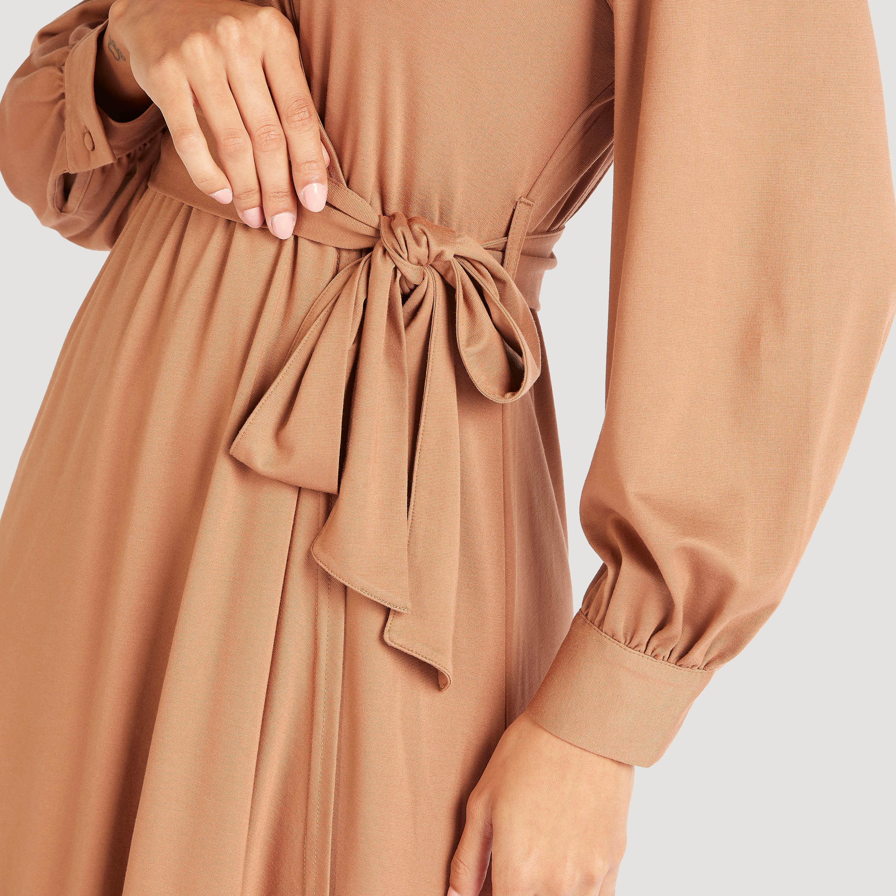 فستان ميدي سادة ملفوف بأكمام طويلة وحزام رباط-women-clothing-dresses-image-10