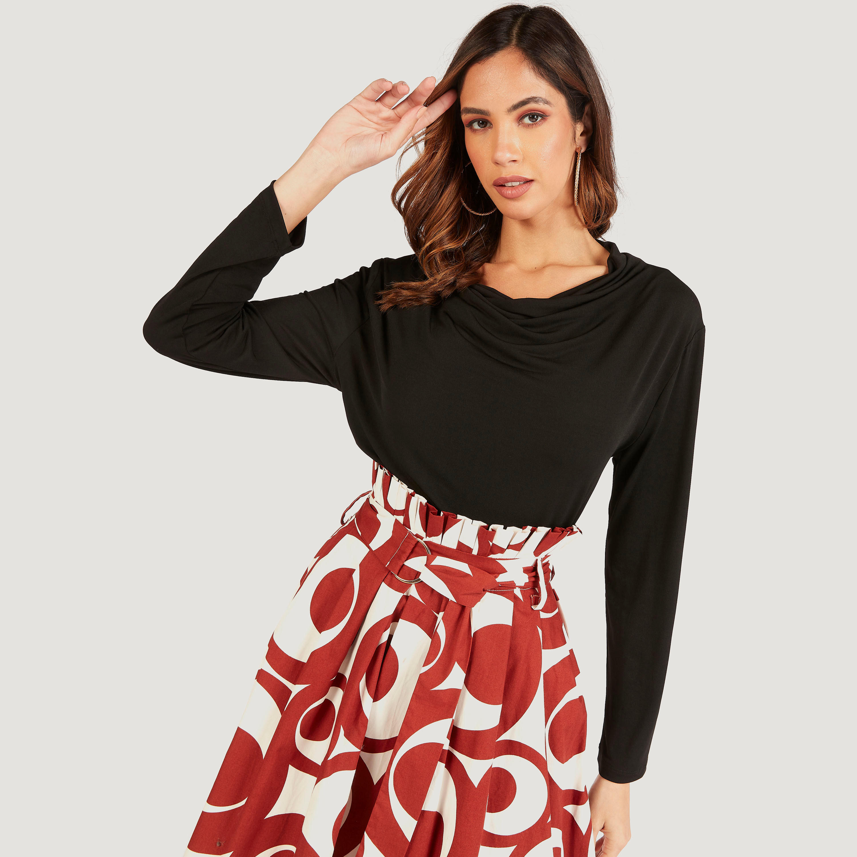 بلوزة مستدامة سادة بياقة منسدلة وأكمام طويلة-women-clothing-tshirts-image-1
