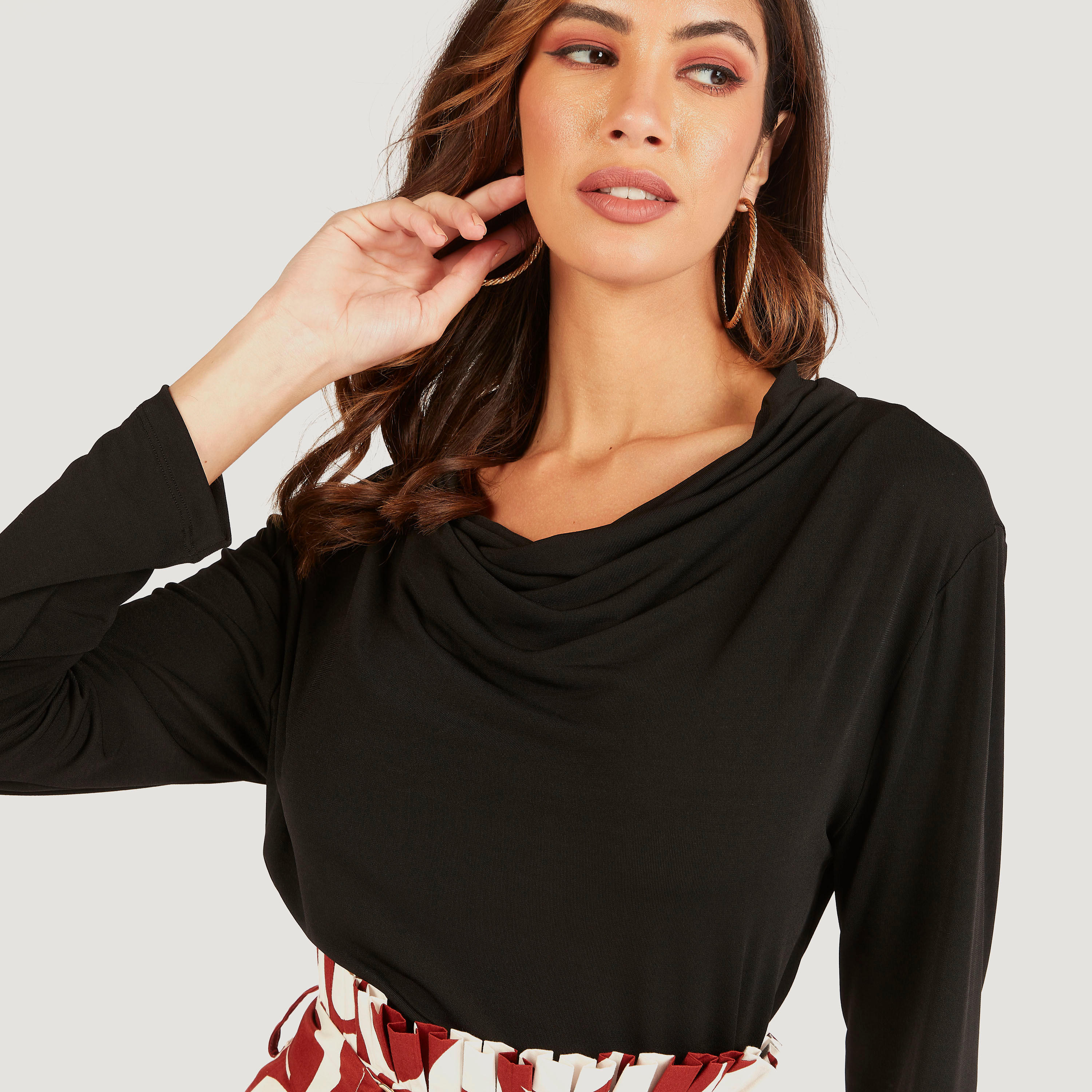 بلوزة مستدامة سادة بياقة منسدلة وأكمام طويلة-women-clothing-tshirts-image-3
