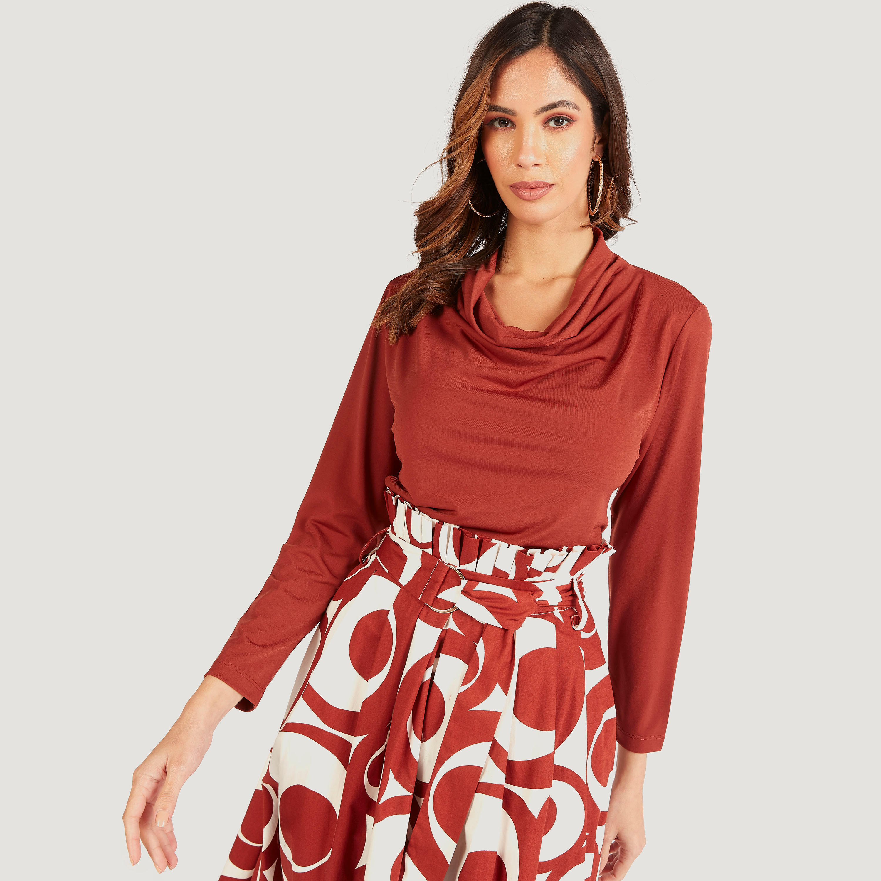 بلوزة مستدامة سادة بياقة منسدلة وأكمام طويلة-women-clothing-tshirts-image-6