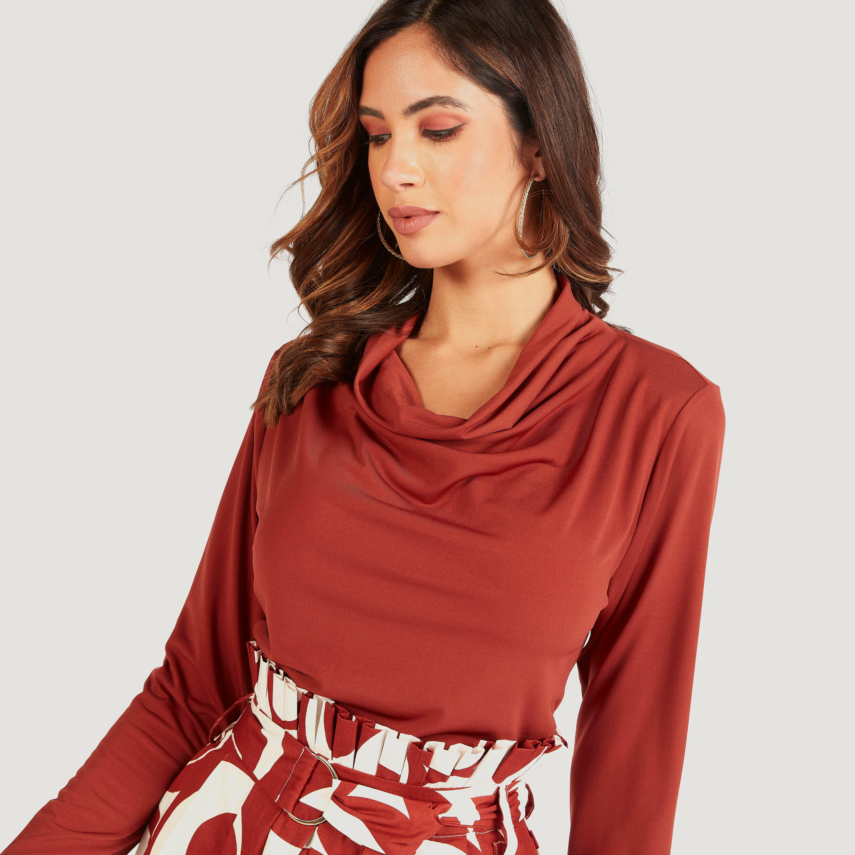 بلوزة مستدامة سادة بياقة منسدلة وأكمام طويلة-women-clothing-tshirts-image-8