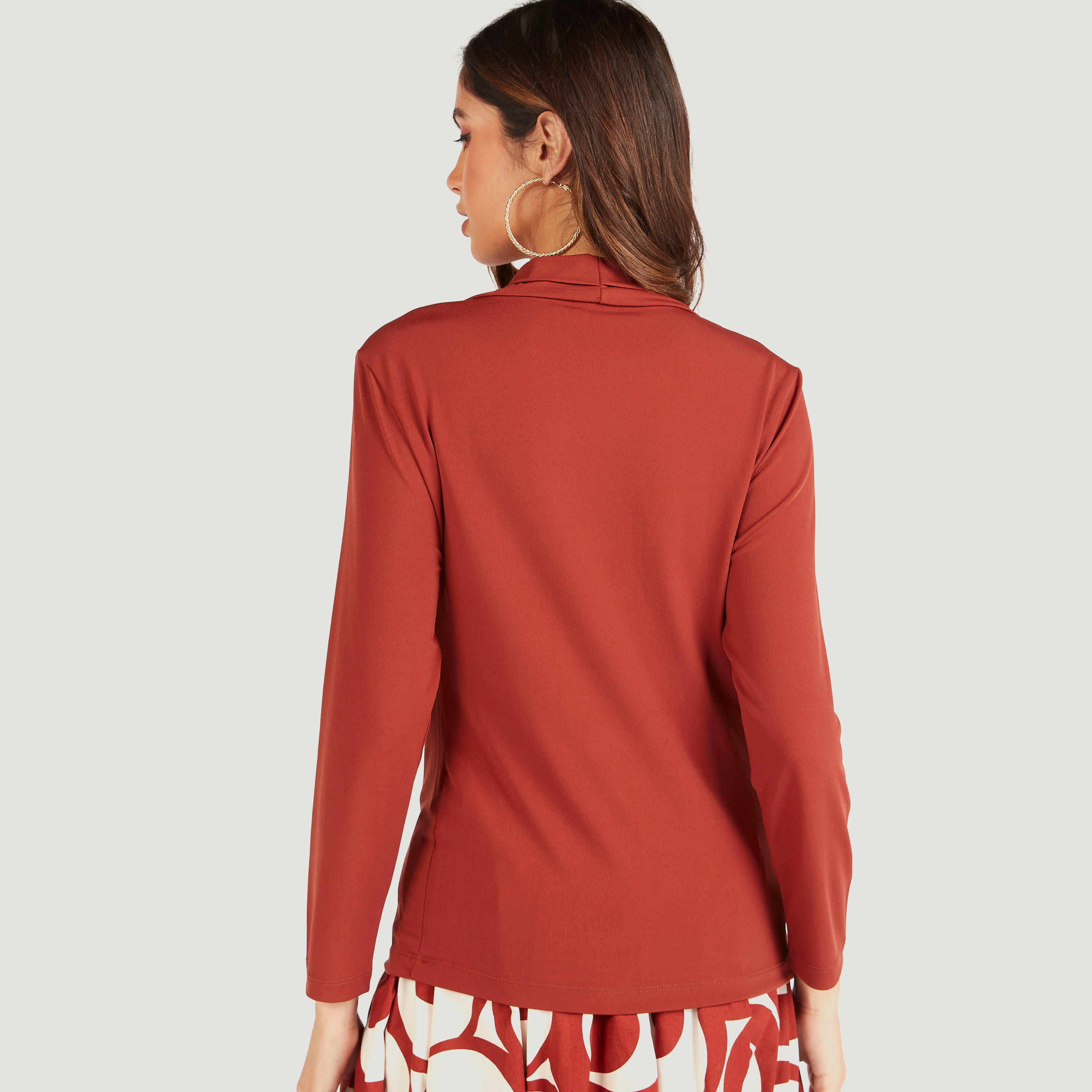 بلوزة مستدامة سادة بياقة منسدلة وأكمام طويلة-women-clothing-tshirts-image-9