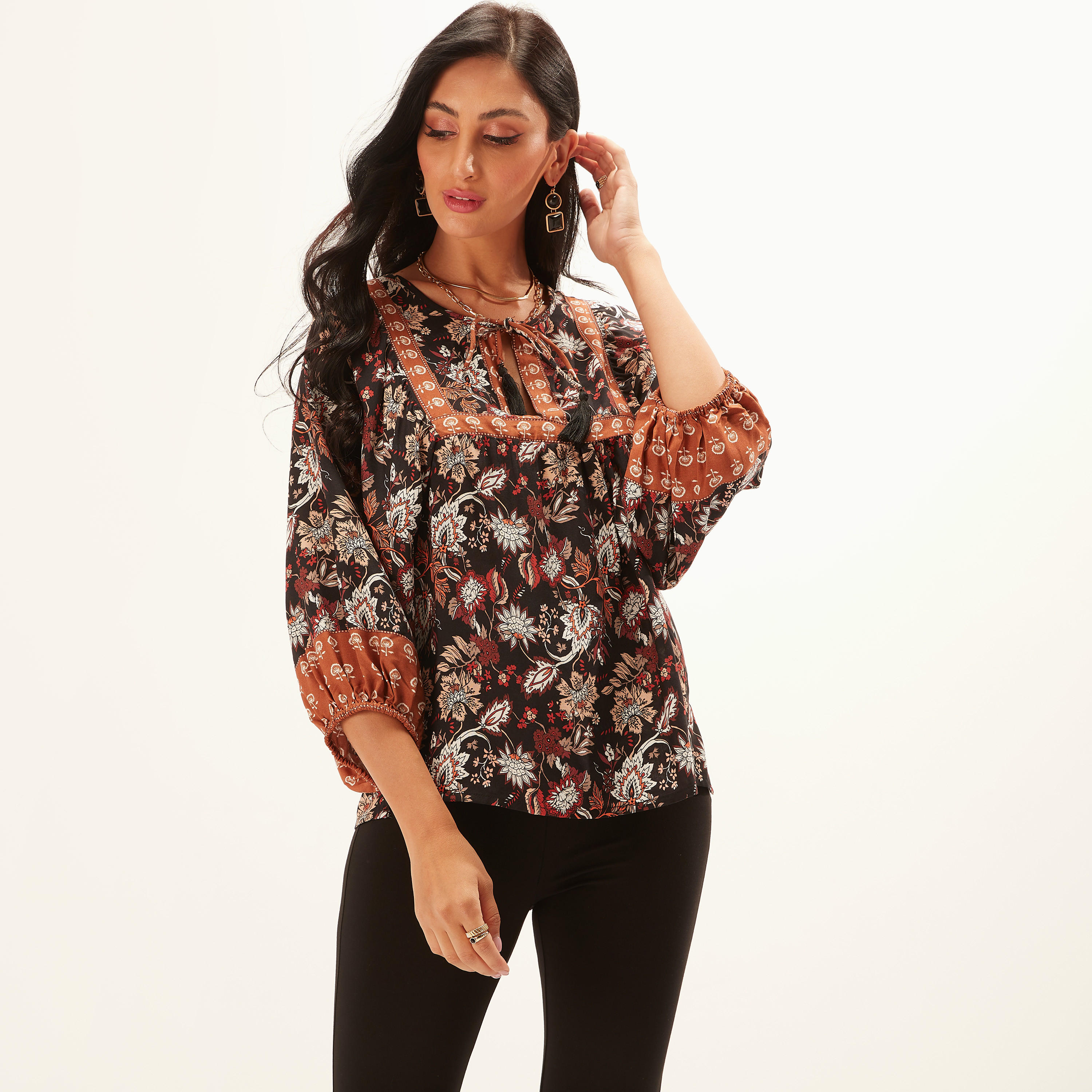 بلوزة سادة بياقة مستديرة ورباط وأكمام 3/4  وطبعات-women-clothing-shirtsandblouses-blouses-image-1