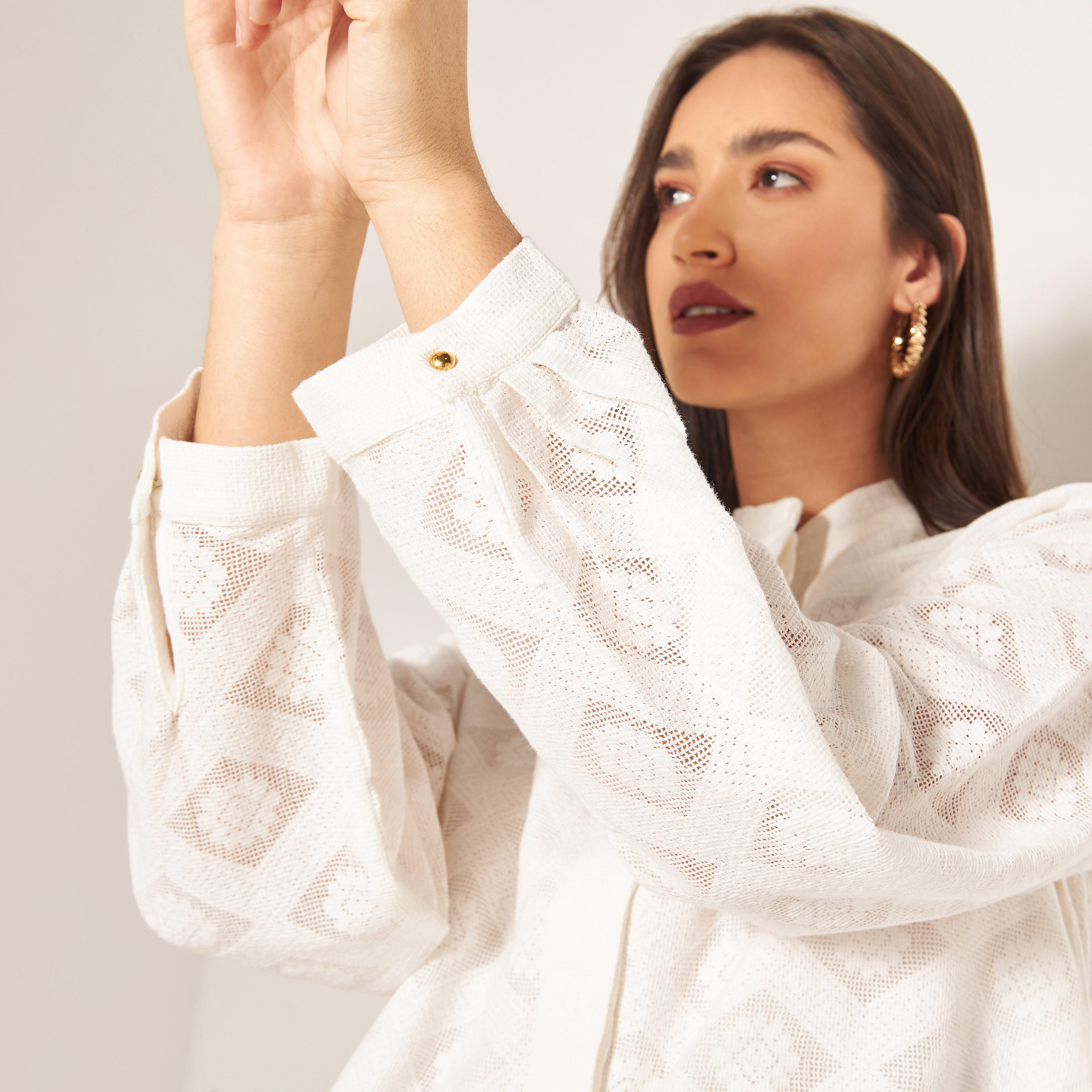 قميص شبكي بارز الملمس بياقة ماندارين وأكمام طويلة-women-clothing-shirtsandblouses-shirts-image-1