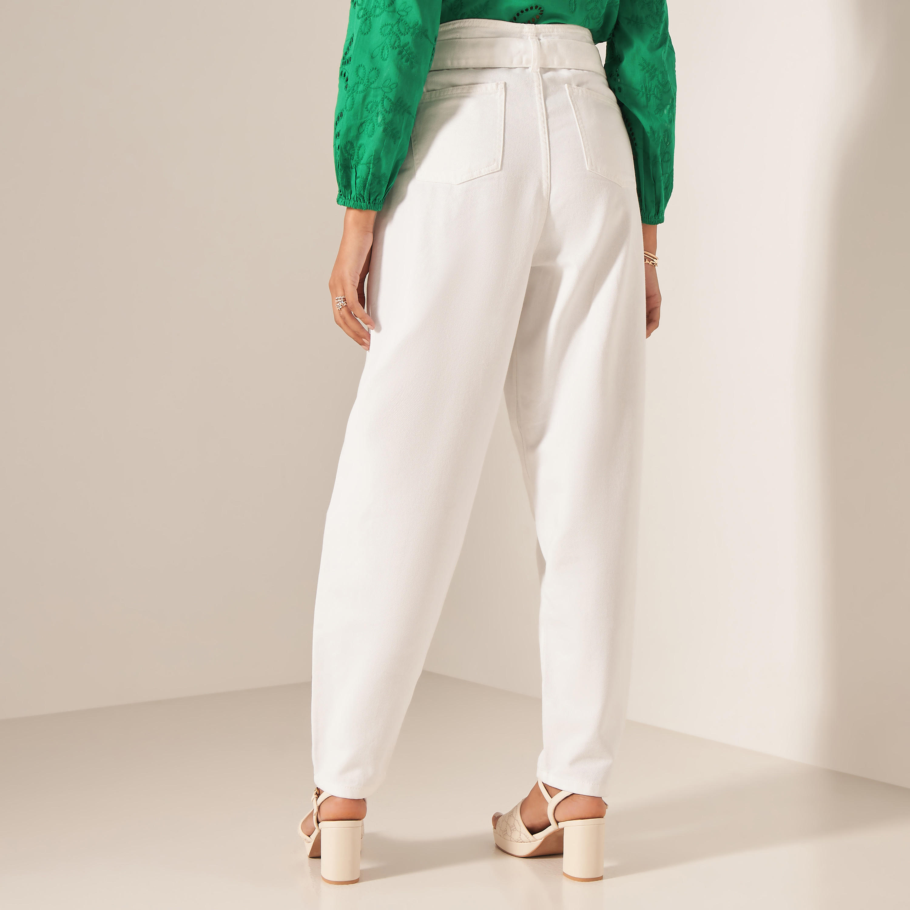 بنطلون سادة بقصّة مريحة بحزام وجيوب-women-clothing-bottoms-trousers-image-2