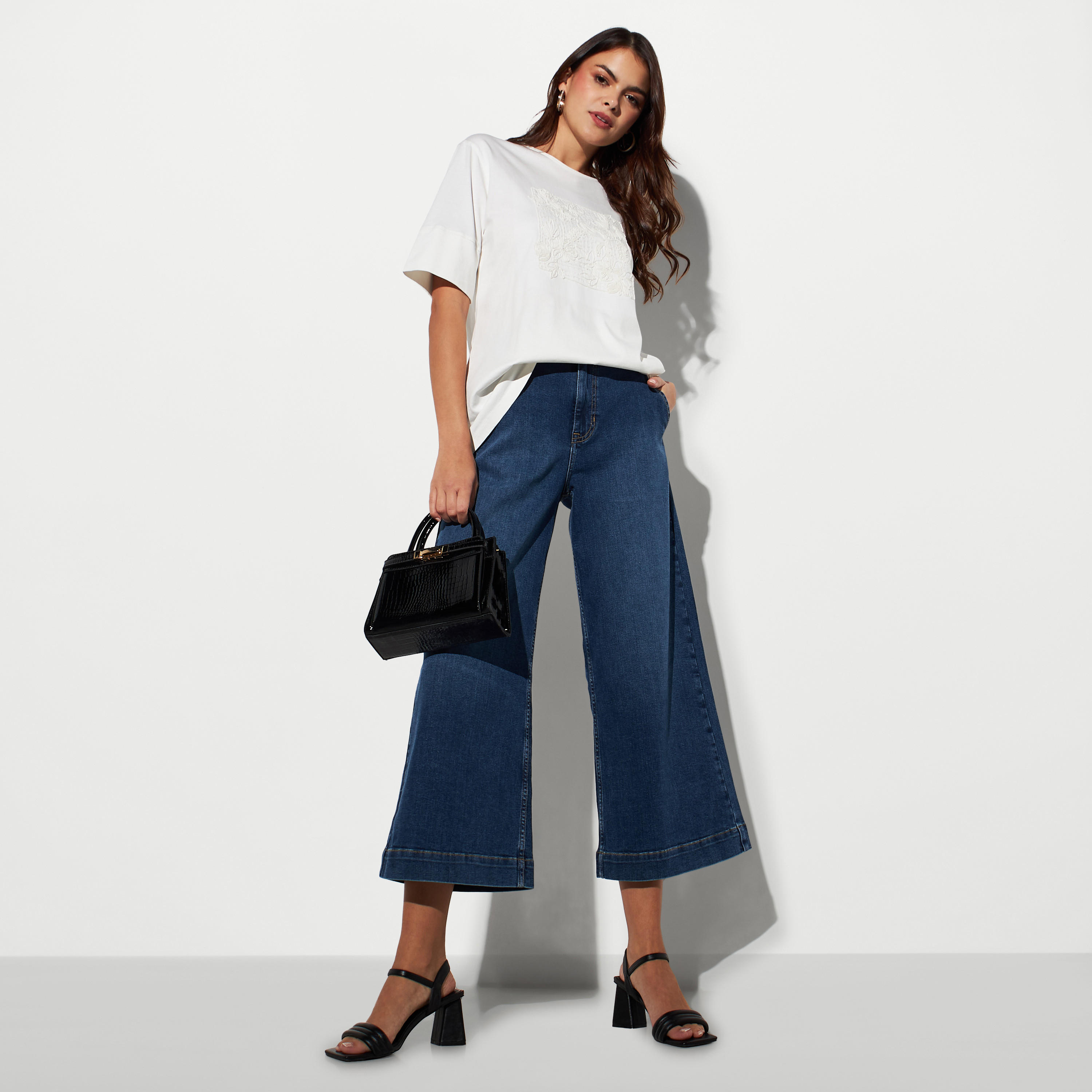 تيشيرت مطرّز بأكمام قصيرة-women-clothing-tshirts-image-2