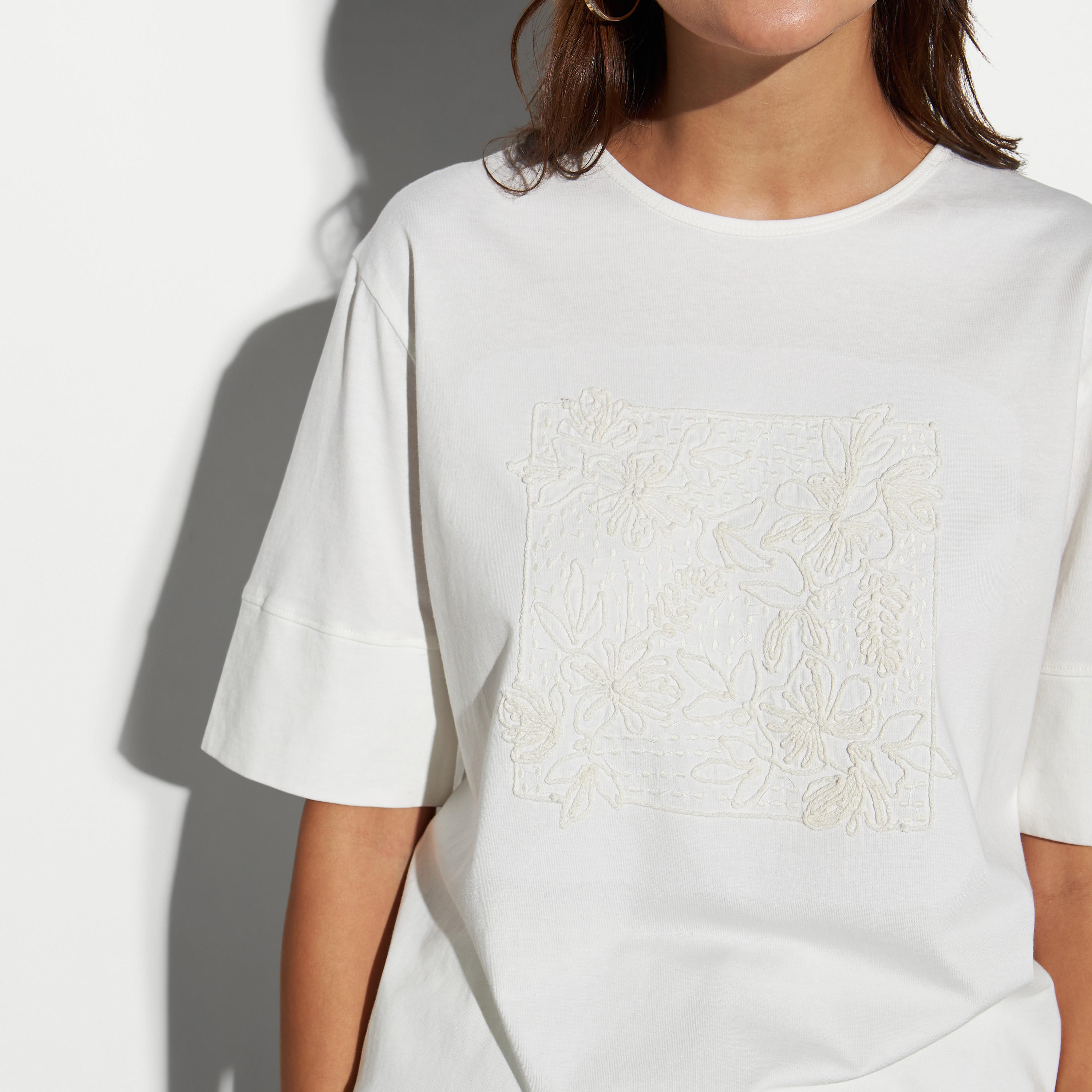 تيشيرت مطرّز بأكمام قصيرة-women-clothing-tshirts-image-3
