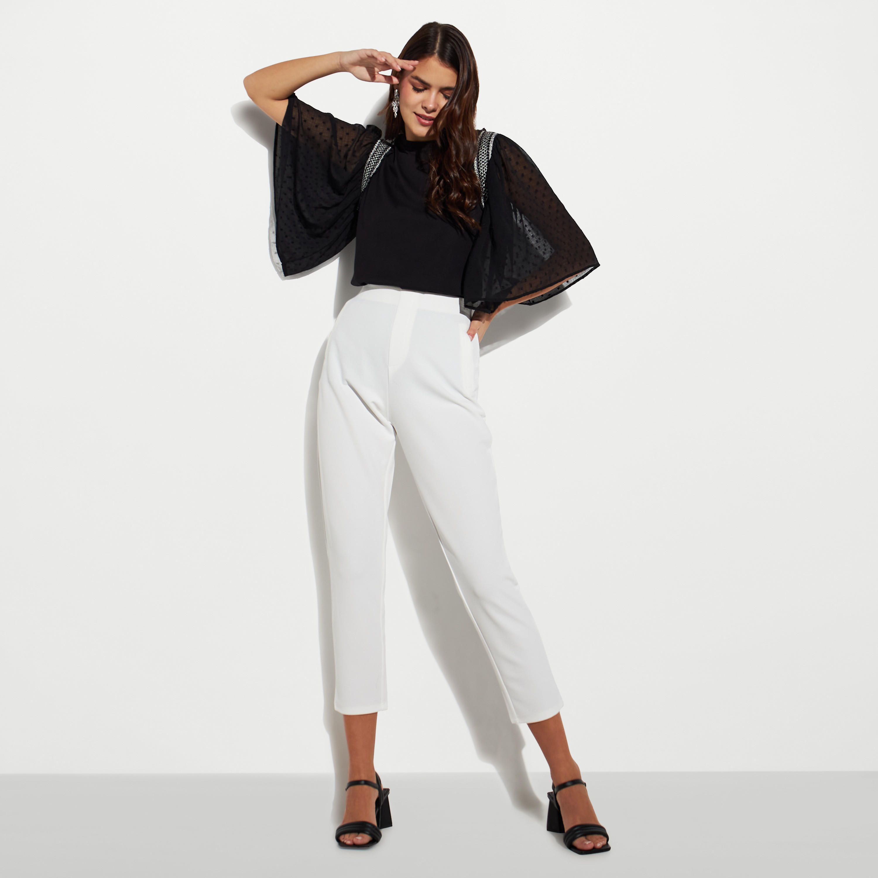 بلوزة بتفاصيل مطرزة وأكمام واسعة-women-clothing-shirtsandblouses-blouses-image-2