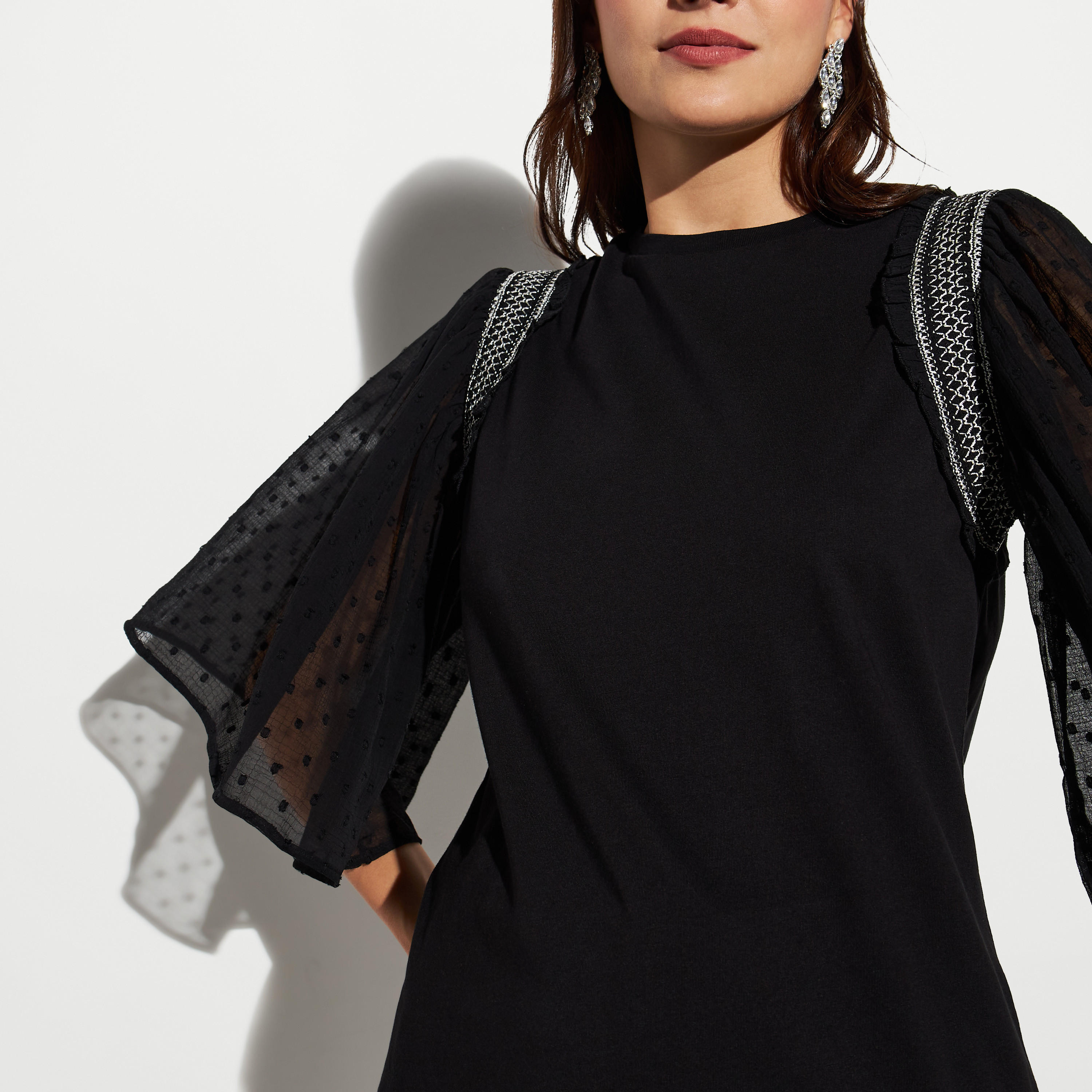 بلوزة بتفاصيل مطرزة وأكمام واسعة-women-clothing-shirtsandblouses-blouses-image-3