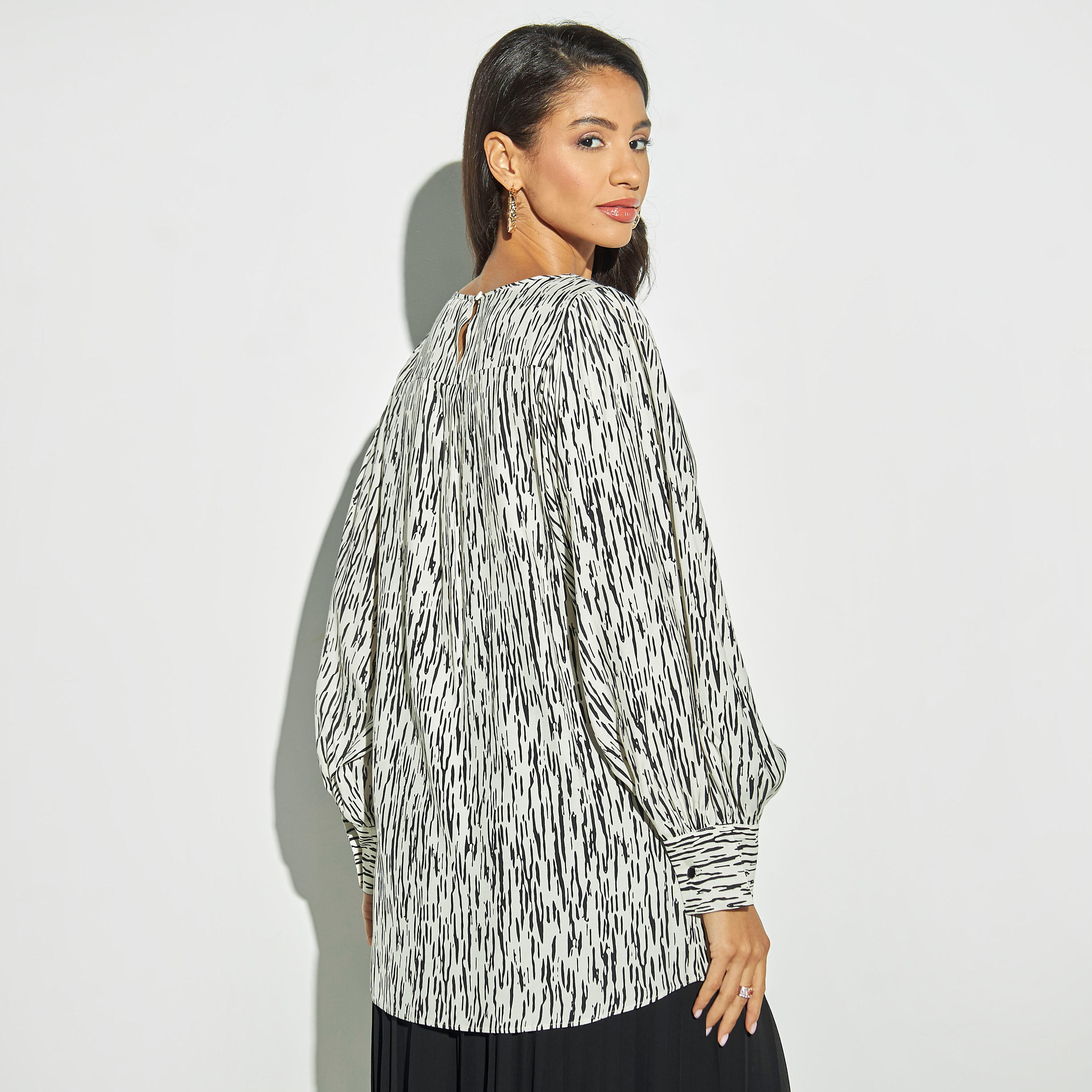 قميص بأكمام طويلة وياقة مستديرة وطبعات-women-clothing-shirtsandblouses-blouses-image-3