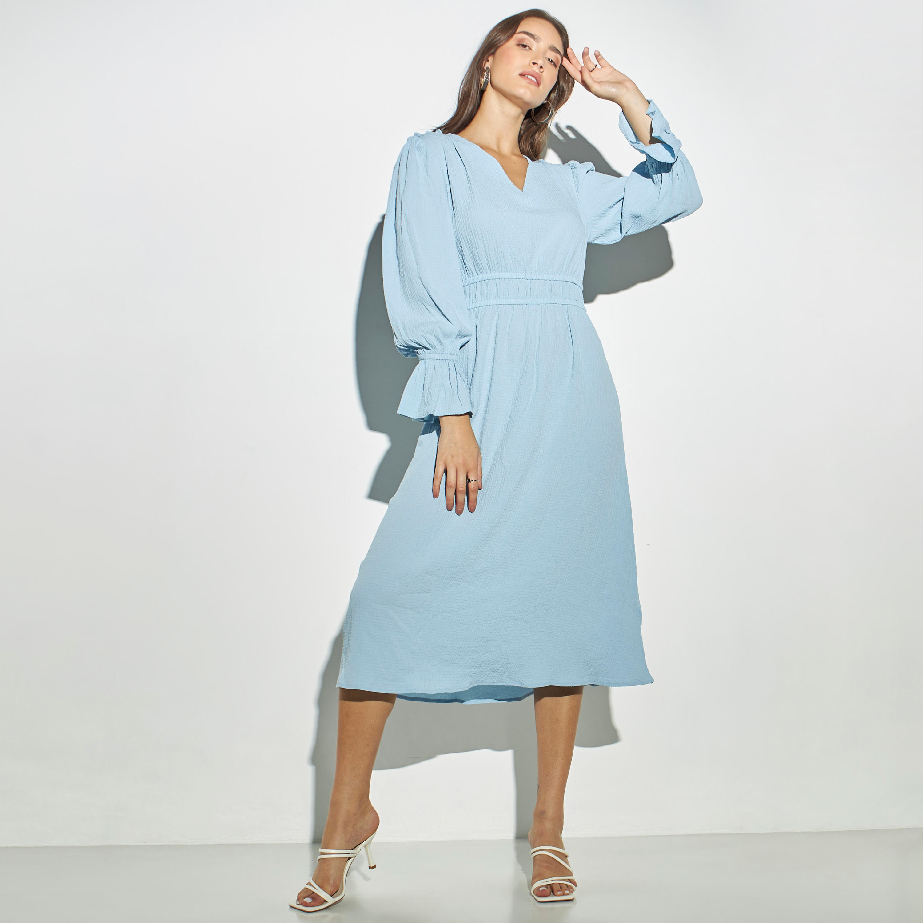 فستان ميدي بارز الملمس بياقة v وأكمام عريضة-women-clothing-dresses-image-2