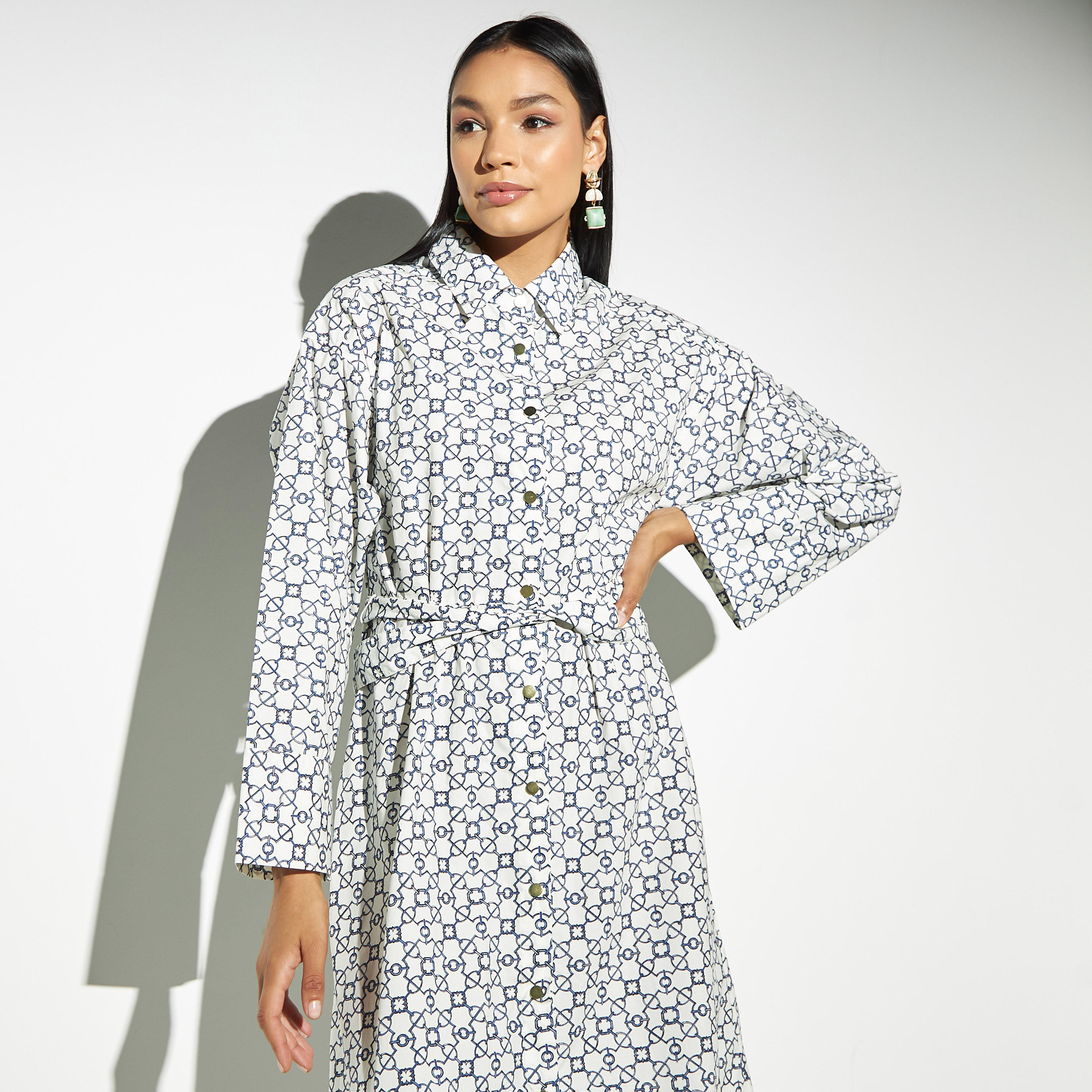 فستان قميص بوبلين بأكمام طويلة وحزام رباط وطبعات-women-clothing-dresses-image-2