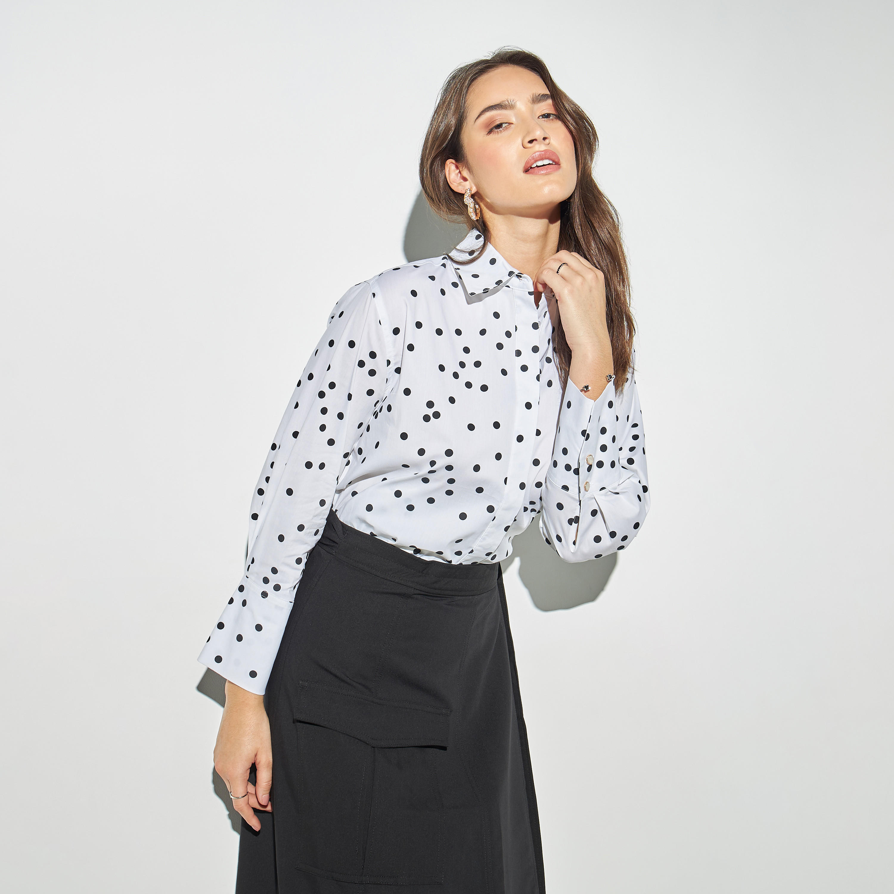 قميص بأكمام طويلة وطبعات منقطة وحواف غير متماثلة-women-clothing-shirtsandblouses-shirts-image-1