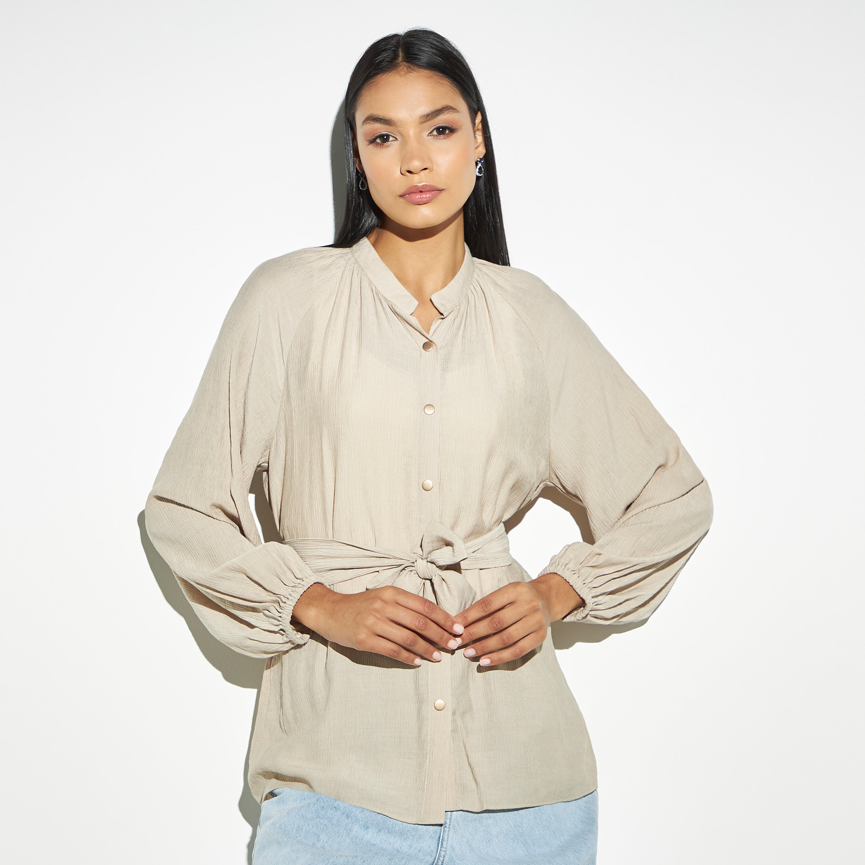 قميص بحزام مجعّد بأكمام كبيرة وياقة-women-clothing-shirtsandblouses-shirts-image-1
