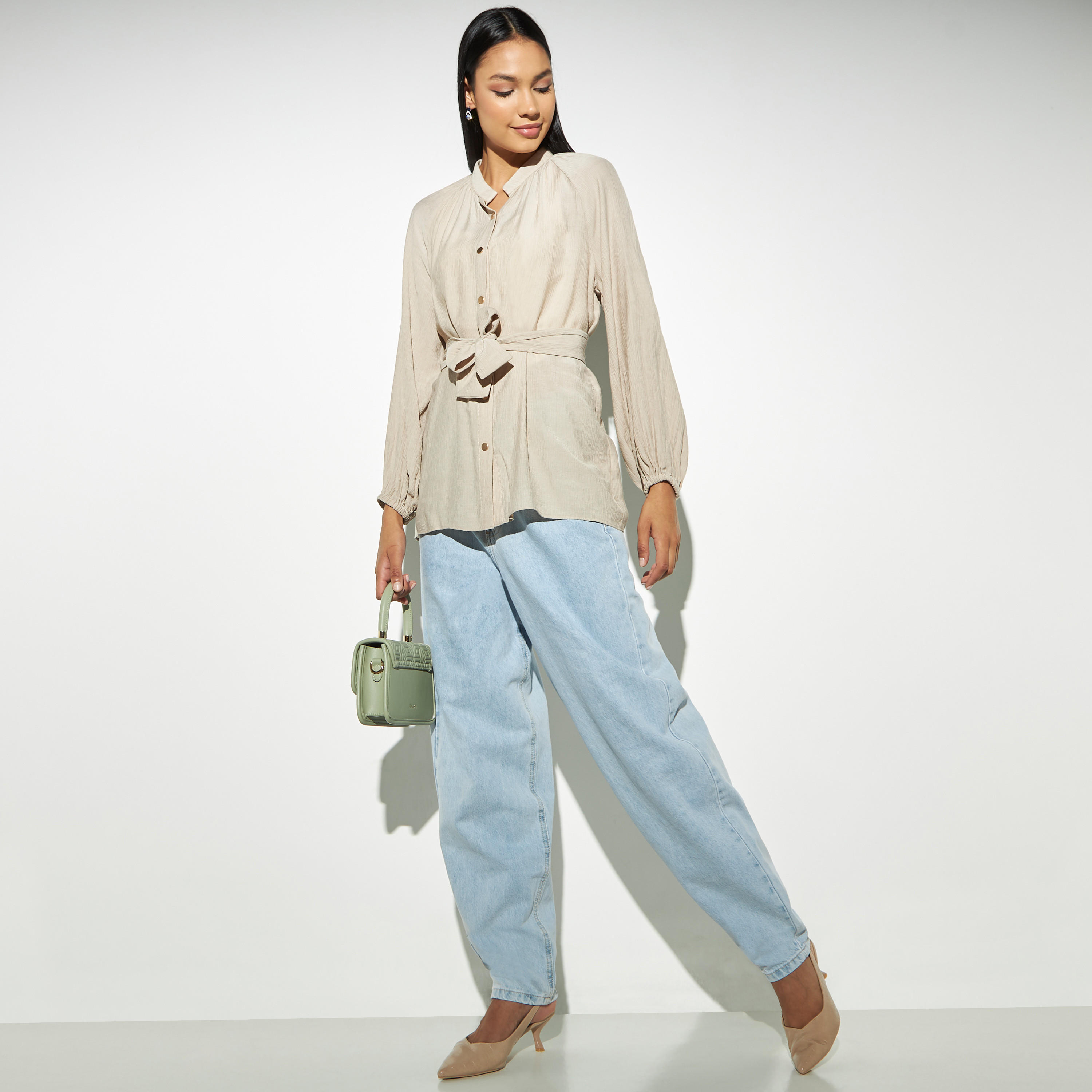 قميص بحزام مجعّد بأكمام كبيرة وياقة-women-clothing-shirtsandblouses-shirts-image-2