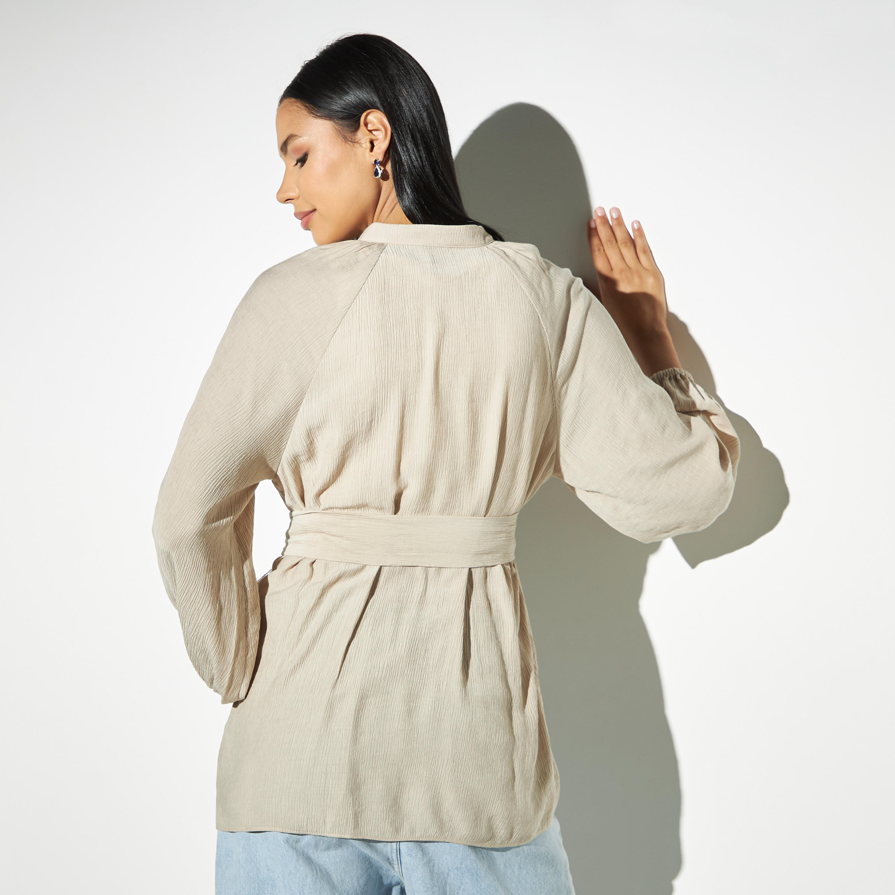 قميص بحزام مجعّد بأكمام كبيرة وياقة-women-clothing-shirtsandblouses-shirts-image-3